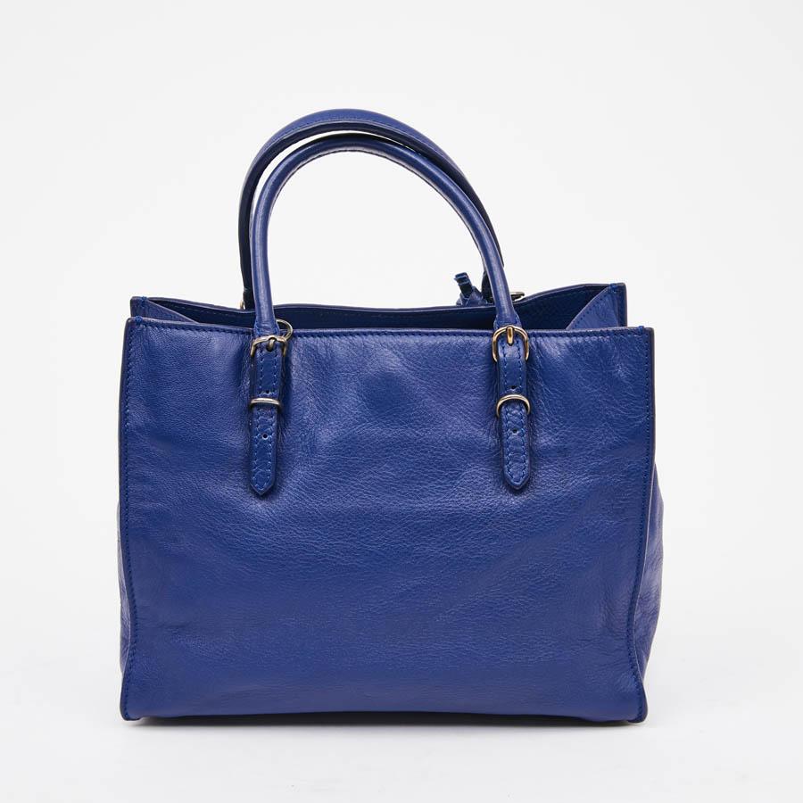 This mini A4 Balenciaga Paper is in blue leather. It can be carried by hand thanks to its two leather handles (adjustable) or crossover with its removable strap. The bag closes with a magnet, the interior is in blue suede with a small flat pocket.