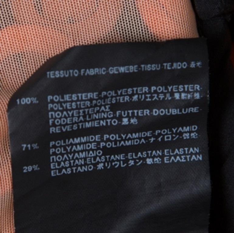 Polyvalent et décontracté, ce haut s'associe aussi bien à un jean qu'à une jupe. Il vous permettra de rester à l'aise tout en restant élégante lors de vos escapades du week-end. Agrémentée de détails en tissage bouclé sur l'ensemble de sa surface