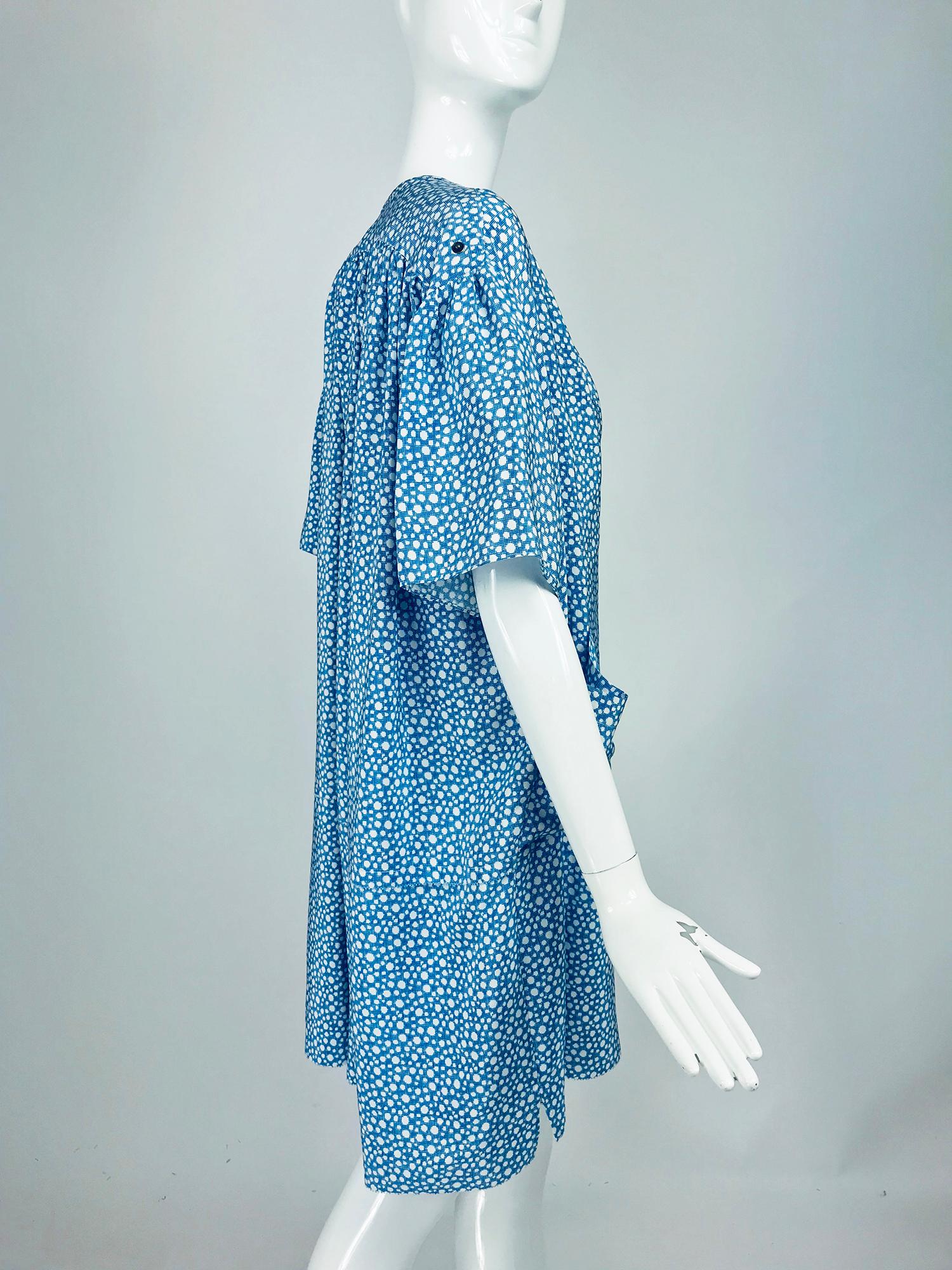 Bleu Balenciaga - Robe asymétrique en soie bleue et blanche imprimée de points   en vente