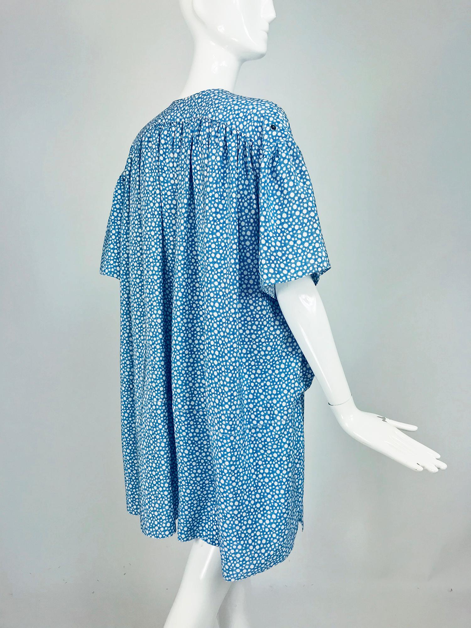 Balenciaga - Robe asymétrique en soie bleue et blanche imprimée de points   Bon état - En vente à West Palm Beach, FL
