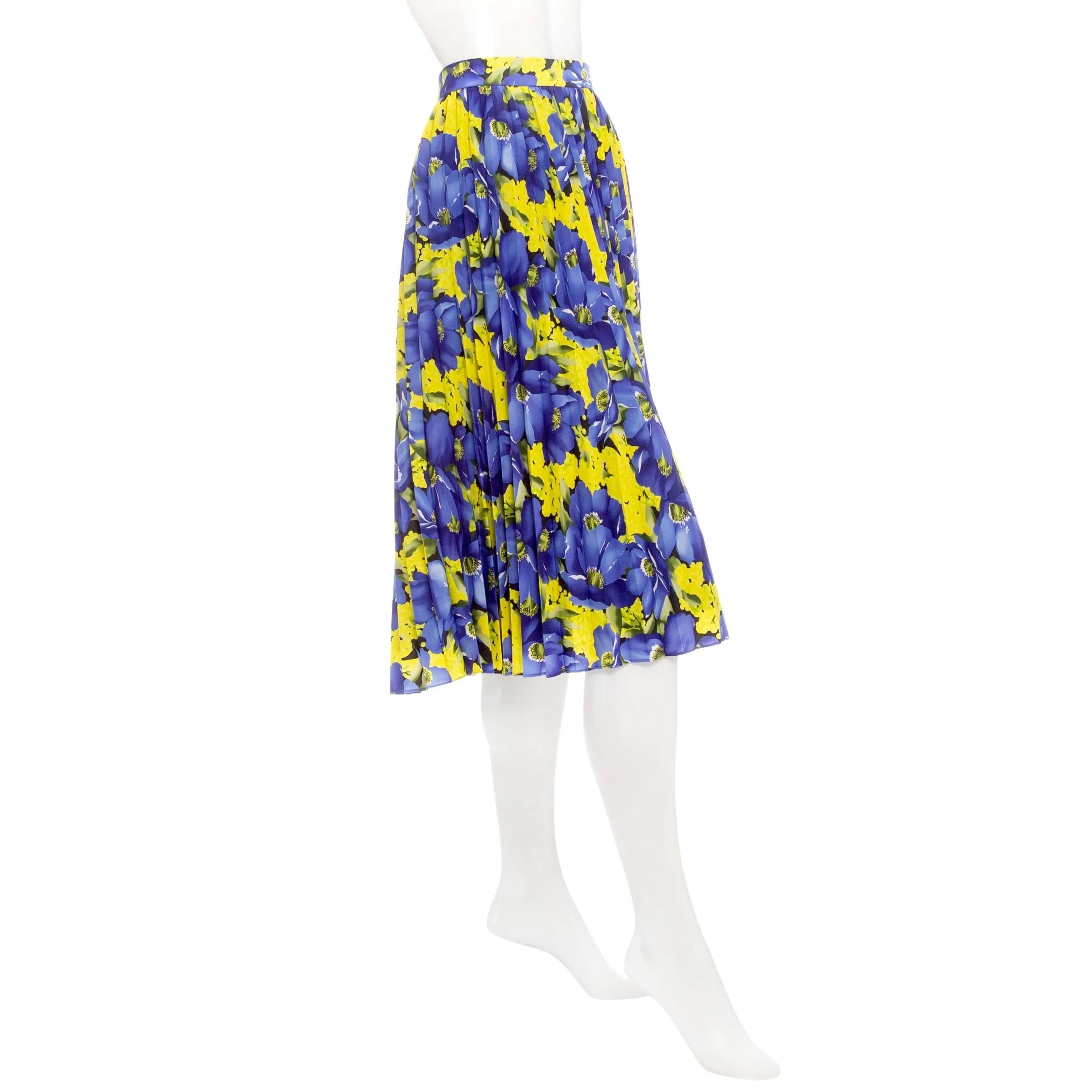 Balenciaga - Jupe plissée en crêpe de Chine imprimé floral bleu et jaune

Bleu/Jaune vif
Imprimé floral
Taille en bande
Plissé
Fermeture à glissière latérale dissimulée
Silhouette A-line
Longueur du genou
Doublé
Fabriqué en Italie
100% polyester ;