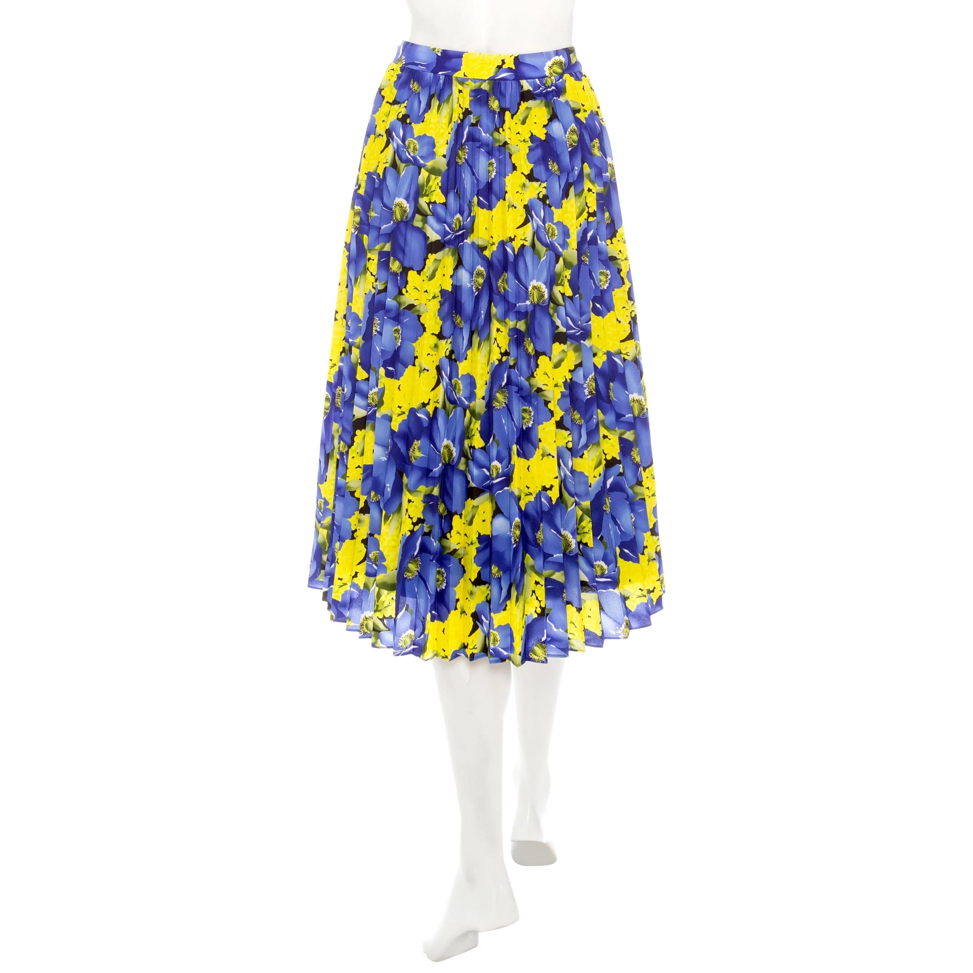 Violet Balenciaga - Jupe plissée en crêpe de Chine imprimé floral bleu et jaune en vente