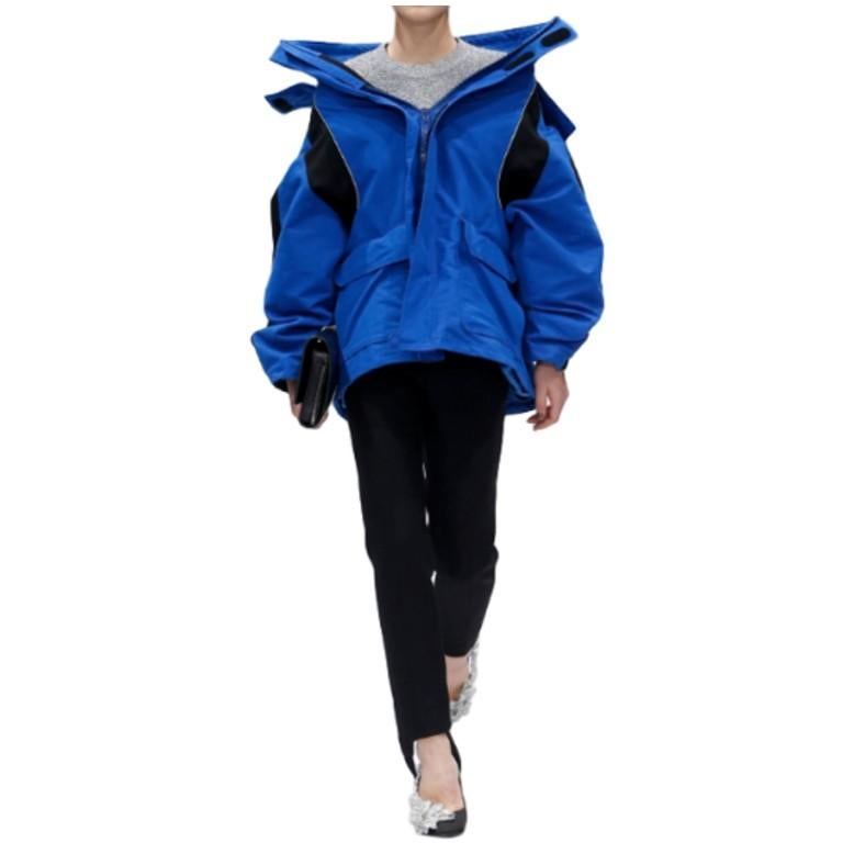 Balenciaga Blaue & Schwarze Runway Oversize gepolsterte Jacke 

Diese Jacke stammt aus einer der ikonischsten Balenciaga-Shows der letzten Jahre und ist Teil der 2016 FW Runway-Kollektion (Look 8).
-Super begehrter und vielseitiger Stil 
-Perfekt