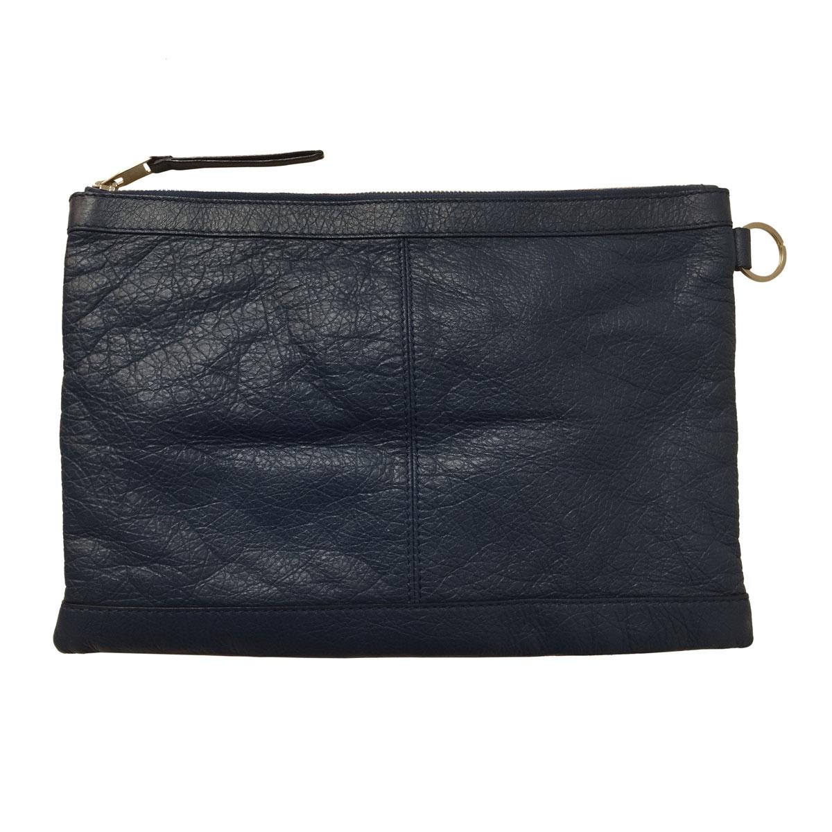 Piel
Color azul
Cierre de cremallera
Bolsillo exterior con cremallera
Cm 33 x 22 (12,99 x 8,66 pulgadas)
Con bolsa guardapolvo
Envío exprés incluido en el precio
