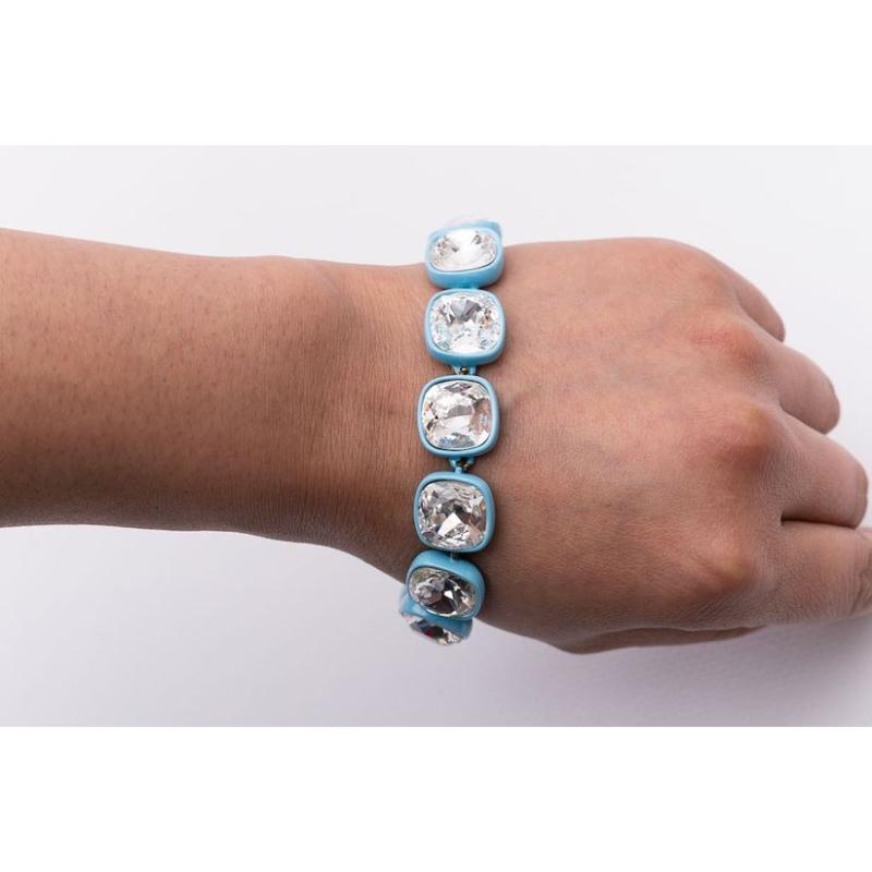 Balenciaga - Bracelet articulé en émail bleu pavé de strass.

Informations complémentaires :
Condit : Très bon état.
Dimensions : Longueur : 19 cm (7.48