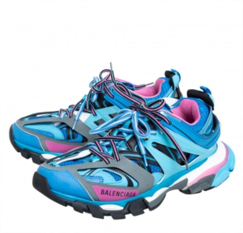 These Track sneakers from Balenciaga offer the correct amount of style and comfort. They have been crafted from mesh and faux leather and designed in a chunky silhouette with cut-out panels, lace-up vamps, and the shoe size on the toe tips.