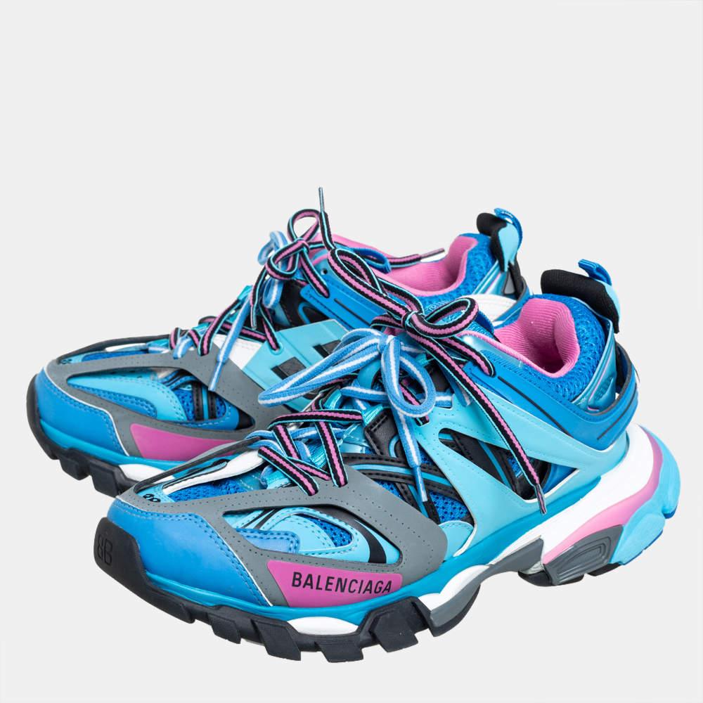 Ces baskets Track de Balenciaga allient style et confort. Conçues en maille et en similicuir, elles présentent une silhouette trapue avec des empiècements découpés, des empeignes à lacets et l'indication de la pointure sur le bout des orteils. Des