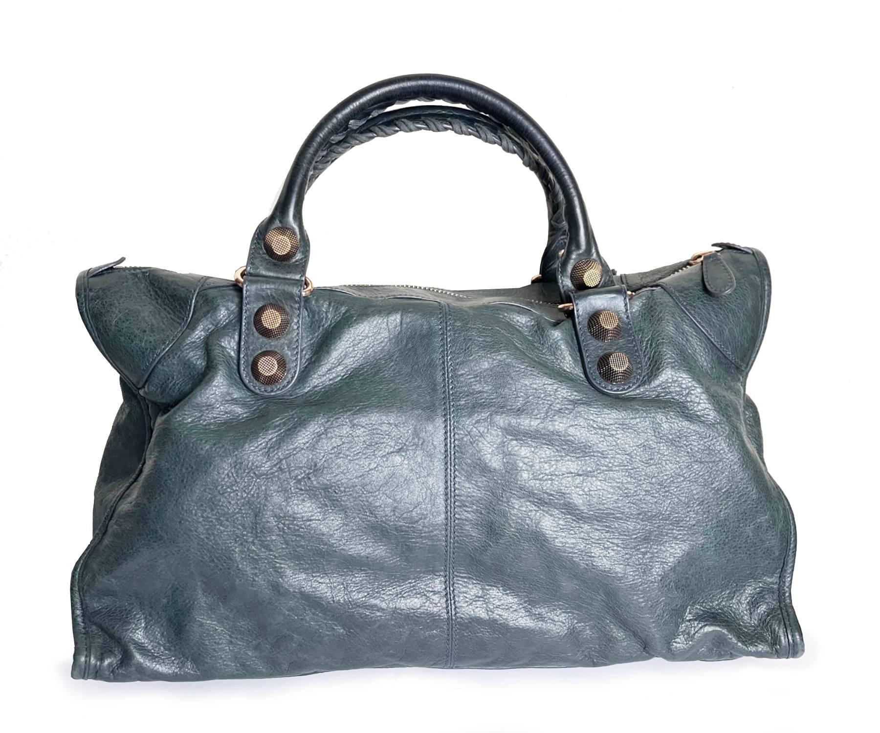 Balenciaga Blue Grey Motorcycle City Hand bag

*Marked Balenciaga
*Made in Italy

-Approximately 17.5″ x 9.5″ x 7.5″
-Very chic with the slate grayish blue color
-In a very good condition

1218-D21119