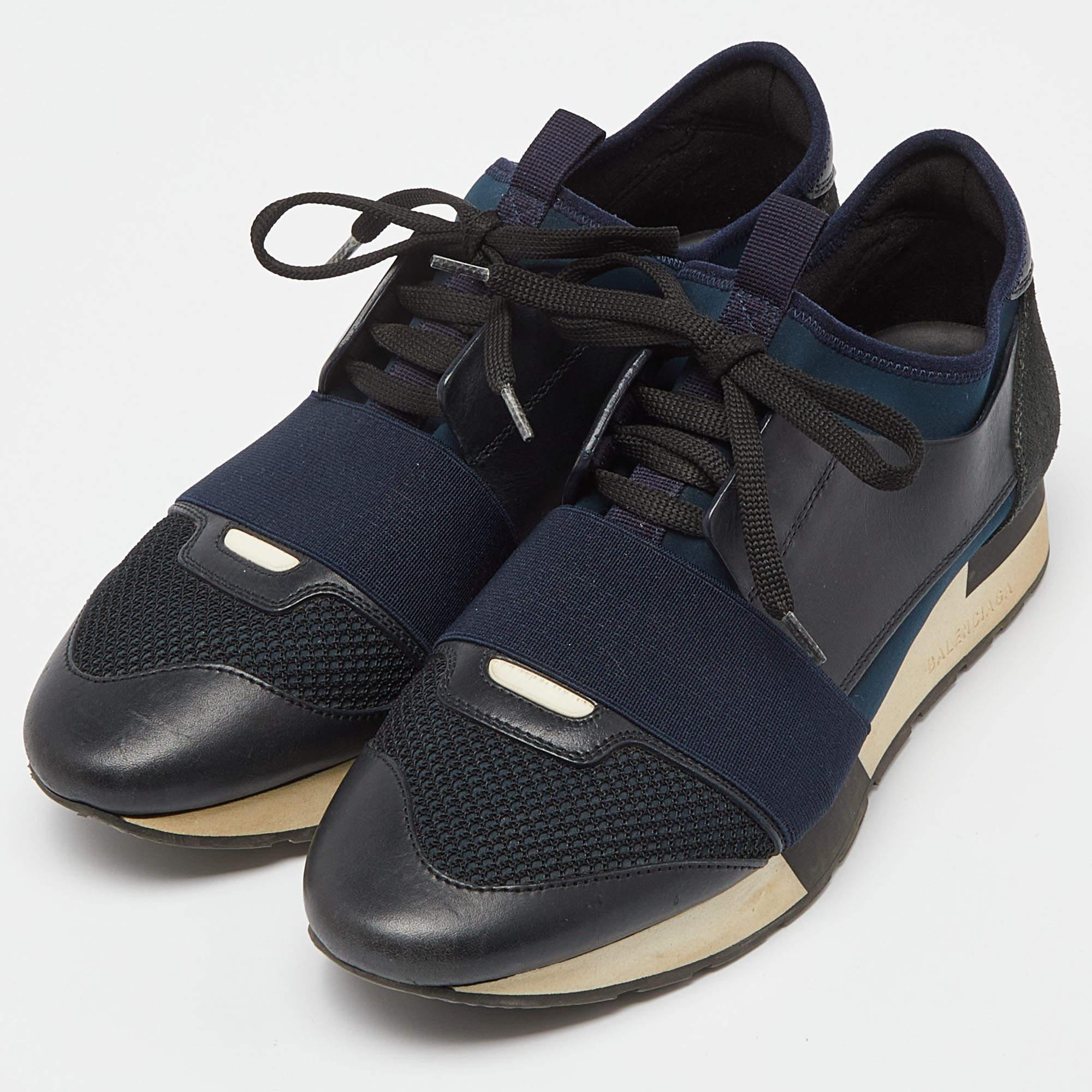 Cette paire de baskets Race Runners, signée Balenciaga, est votre dernière nouveauté. L'extérieur est en cuir et en daim, les orteils sont recouverts d'une lanière sur l'empeigne et les fermetures sont à lacets. Cette paire est complétée par une
