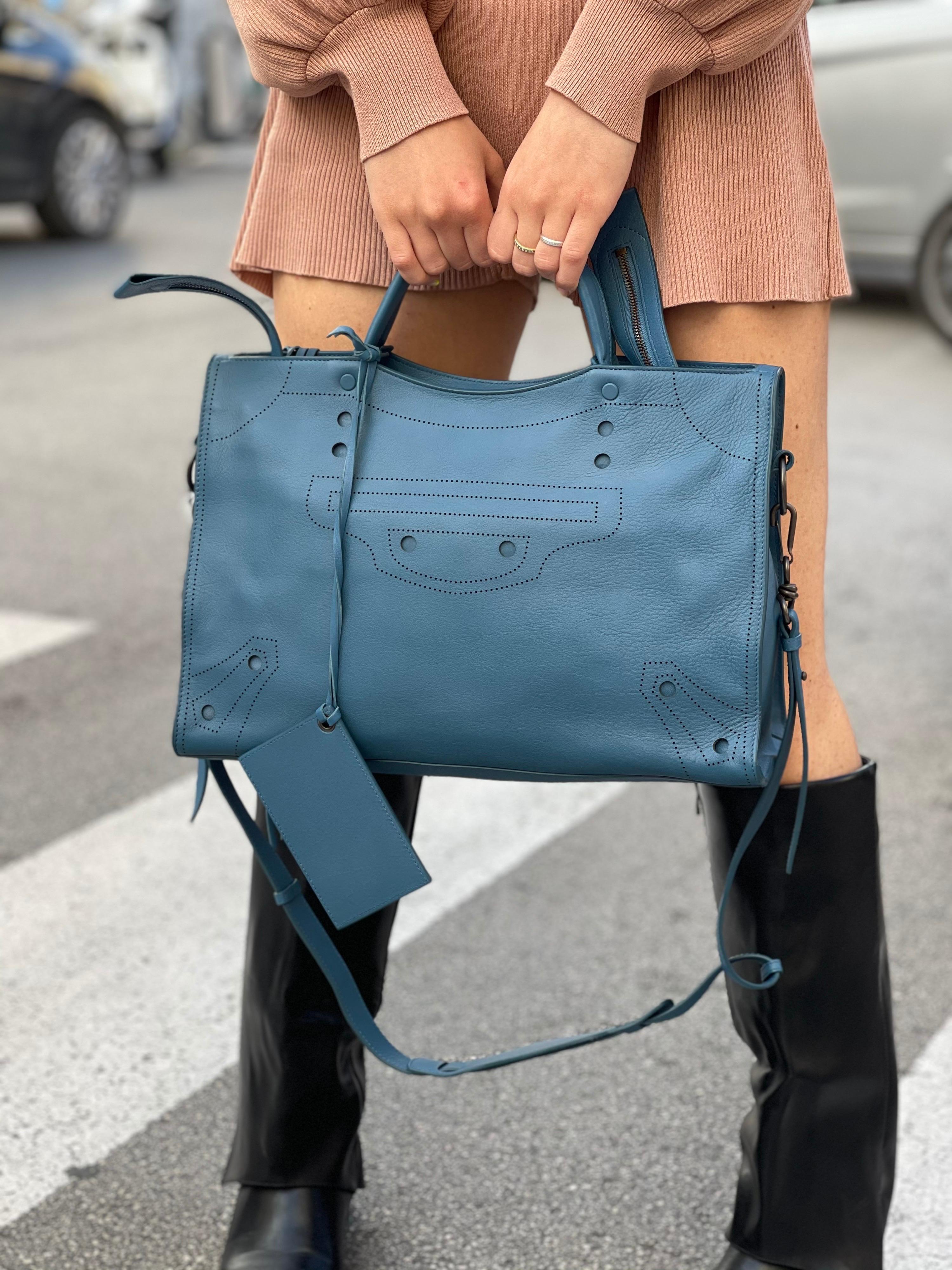 City model Balenciaga bag made of blue leather. Equipped with double handle and removable shoulder strap. Magnetic closure and zip, internally quite roomy. The bag is in excellent condition.