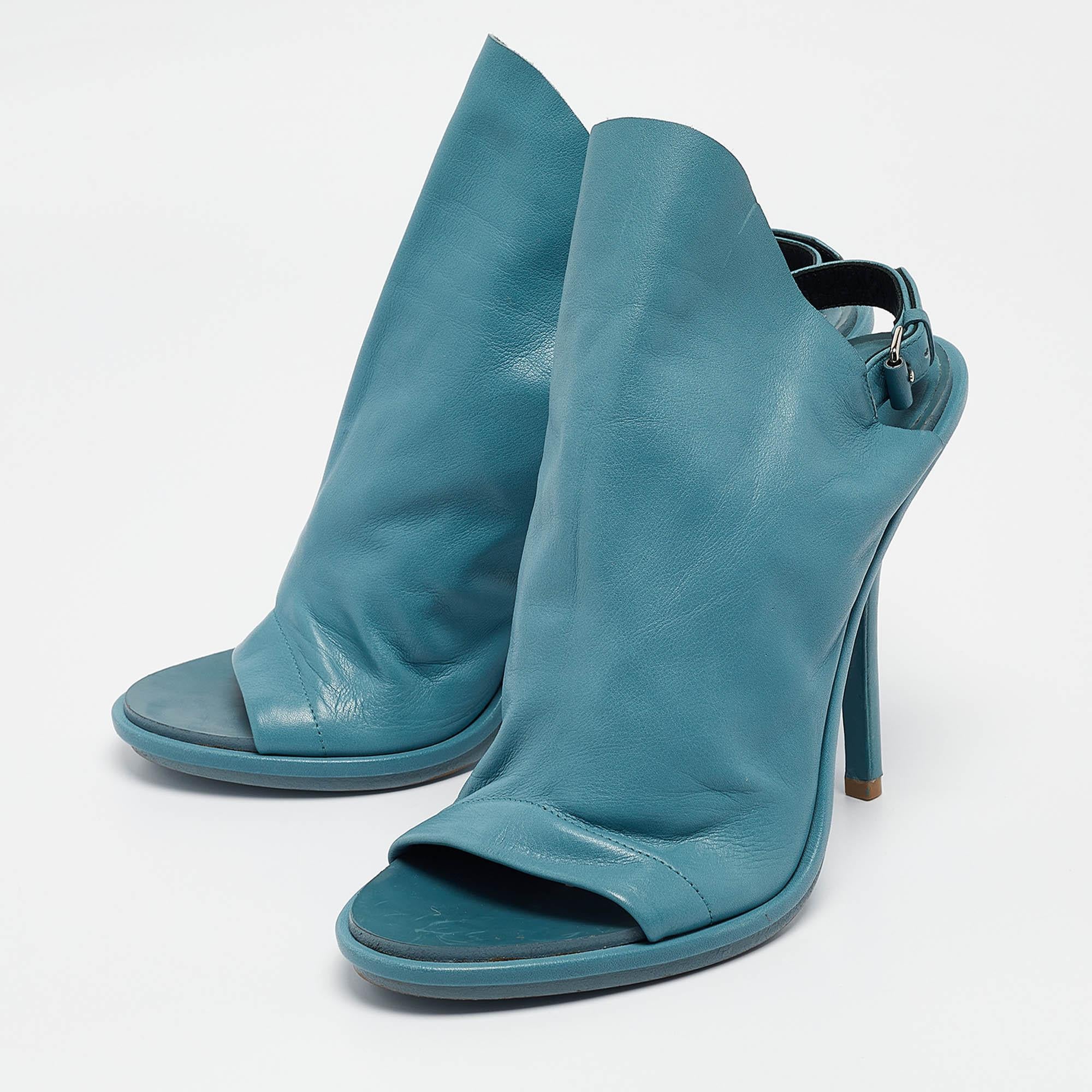 These sandals will frame your feet in an elegant manner. Crafted from quality materials  they display a classy design and comfortable insoles.