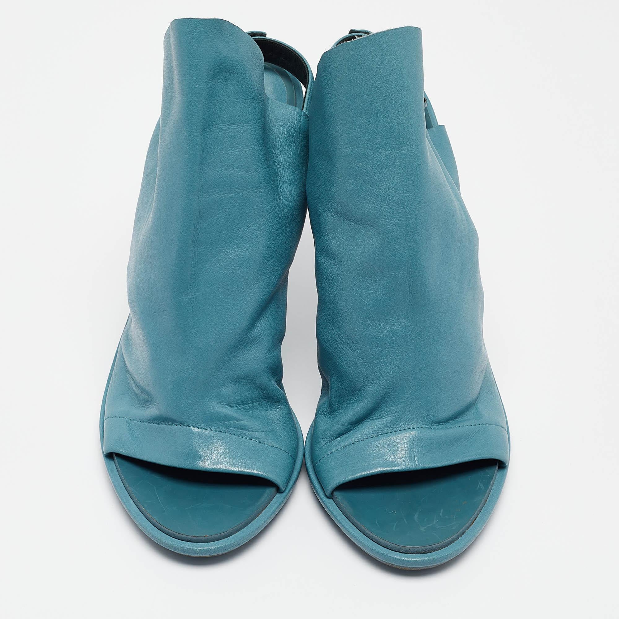 Balenciaga Blue Leather Glove Slingback Sandals Size 39.5 In Excellent Condition For Sale In Dubai, Al Qouz 2