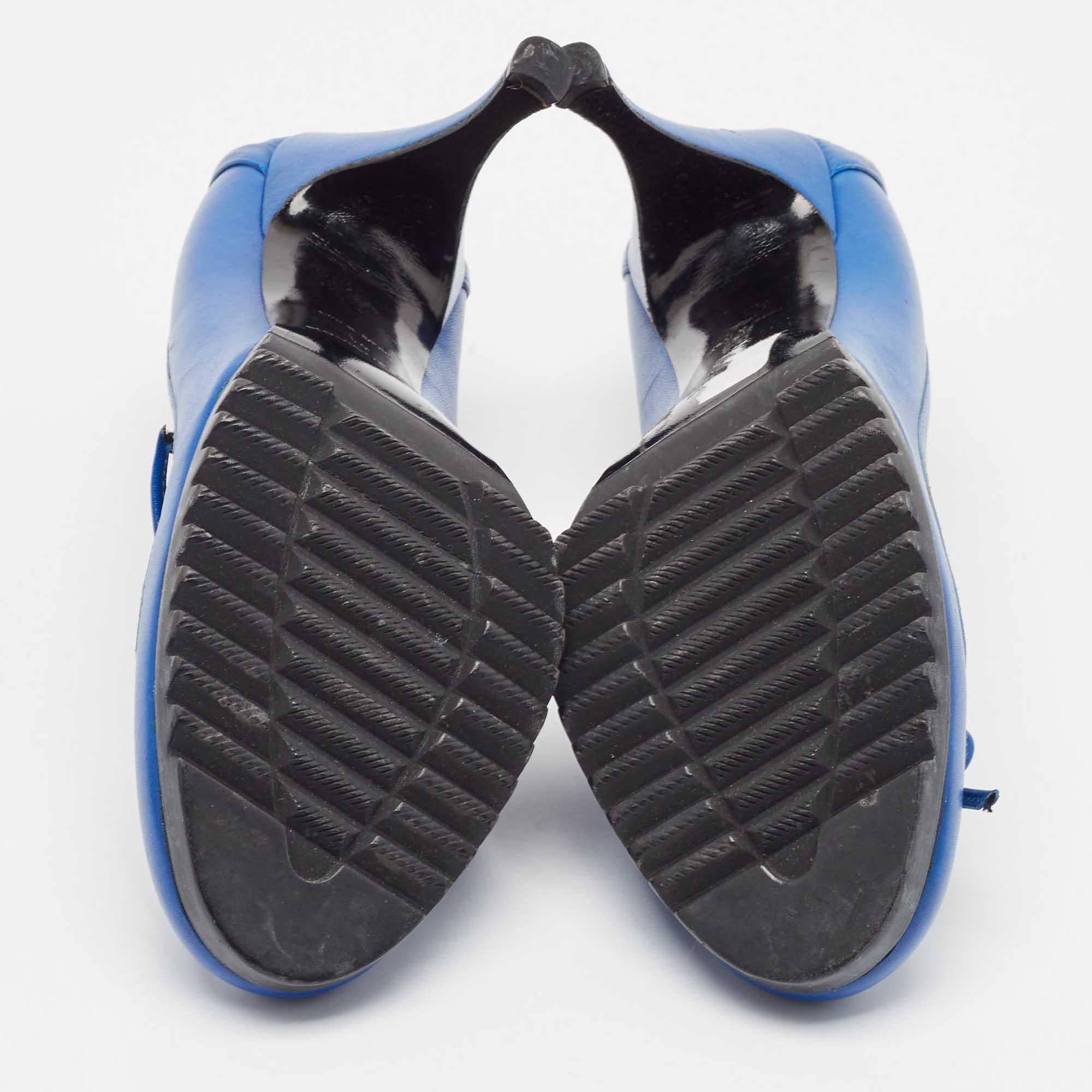 Balenciaga Blaue Loafer-Pumps aus Leder Größe 41 im Angebot 2