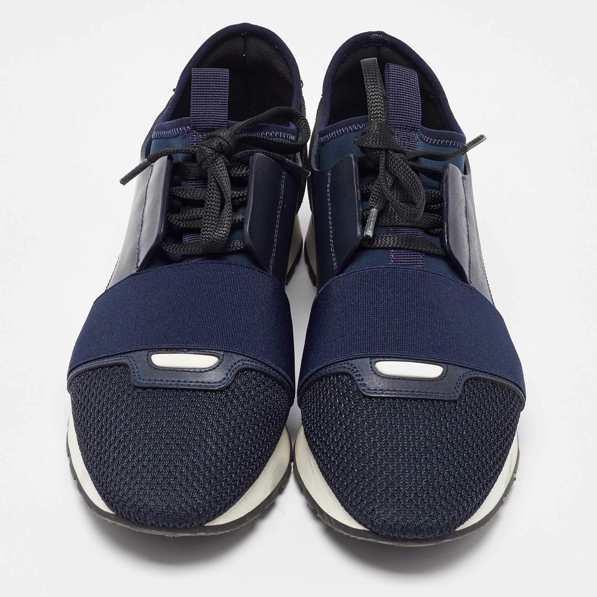 Noir Balenciaga cuir bleu  Baskets basses Race Runner en maille et daim Taille 38 en vente