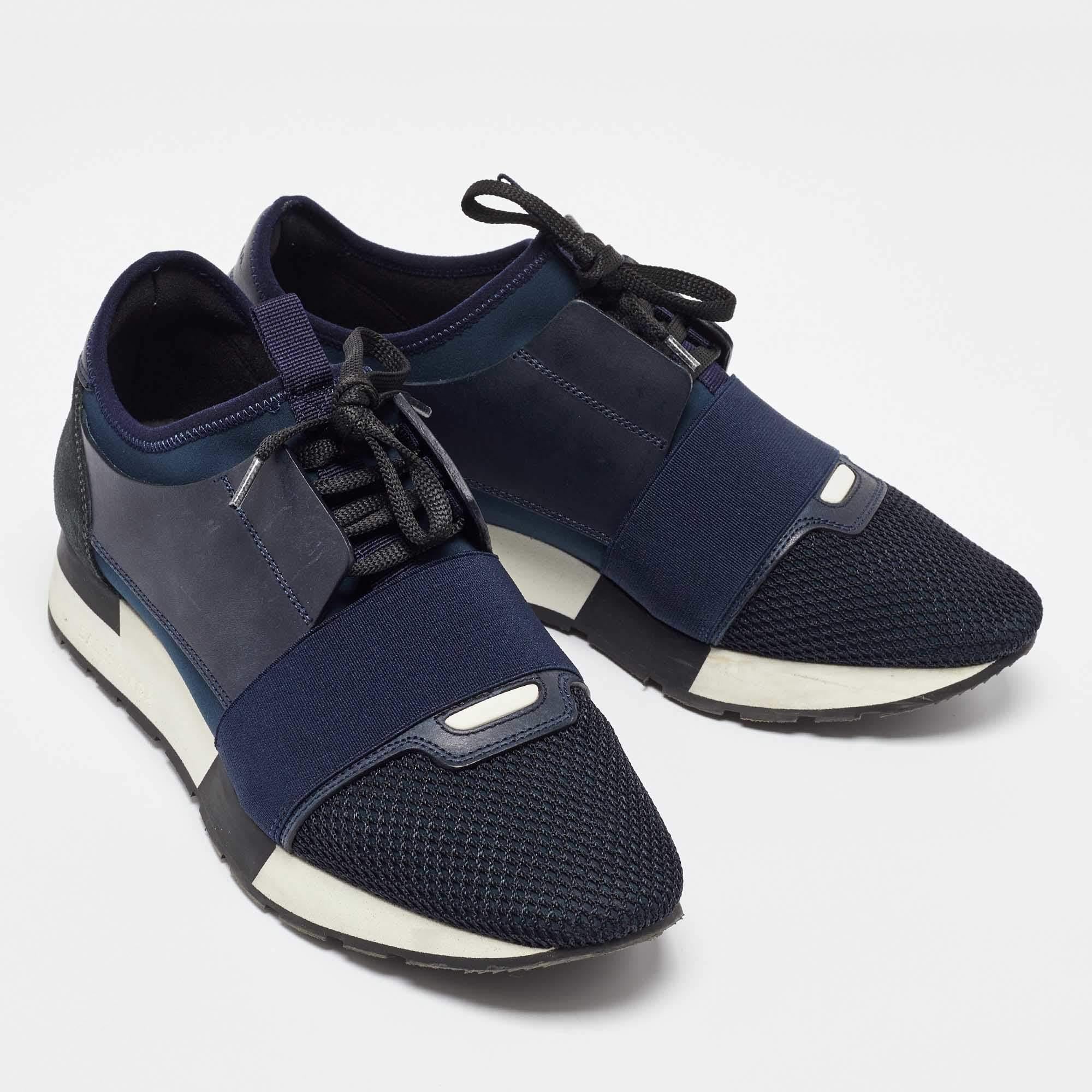 Balenciaga cuir bleu  Baskets basses Race Runner en maille et daim Taille 38 Bon état - En vente à Dubai, Al Qouz 2