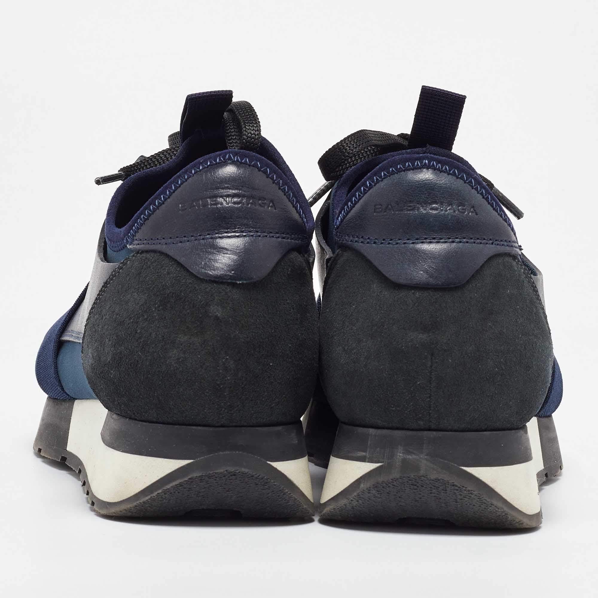 Balenciaga cuir bleu  Baskets basses Race Runner en maille et daim Taille 38 Pour femmes en vente