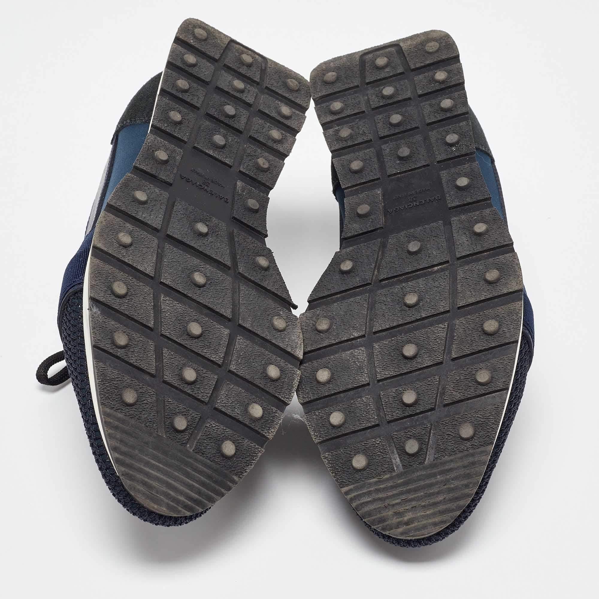 Balenciaga cuir bleu  Baskets basses Race Runner en maille et daim Taille 38 en vente 1