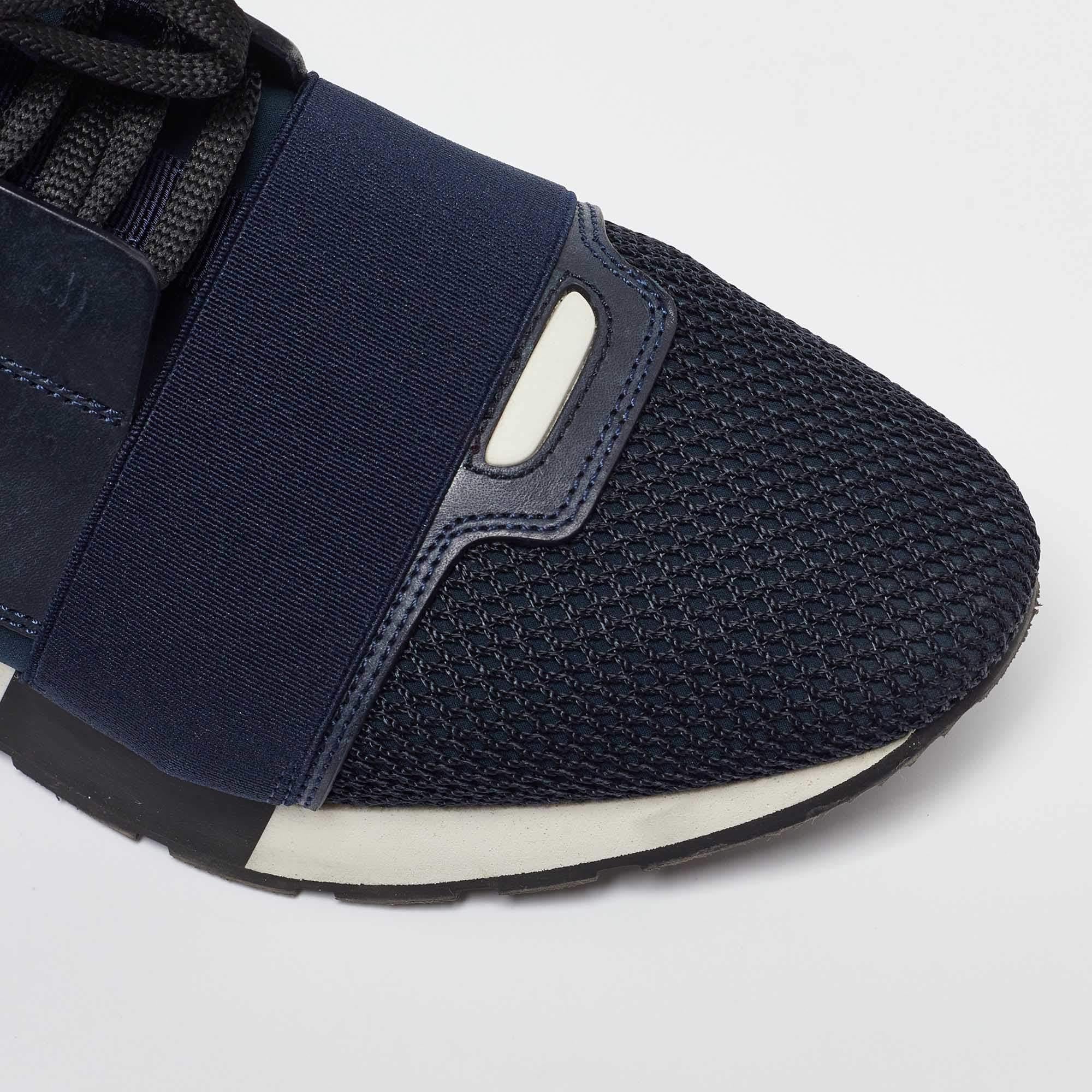 Balenciaga cuir bleu  Baskets basses Race Runner en maille et daim Taille 38 en vente 2
