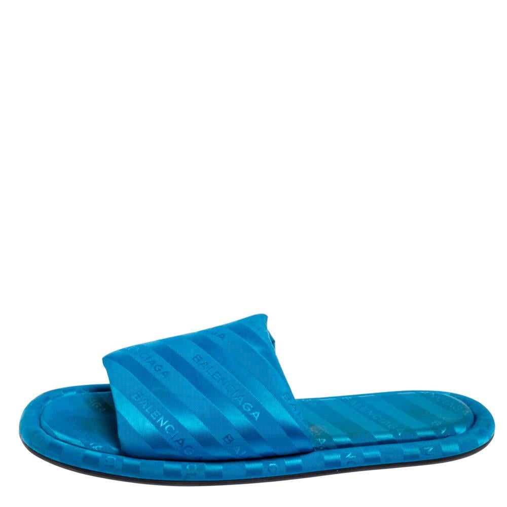 These Hotel slides are made to gain maximum comfort. These flat slides from Balenciaga are created using blue logo fabric on the exterior lending perfect cushioning to your feet. Wear these super trendy slides with your casual outfit and spend the