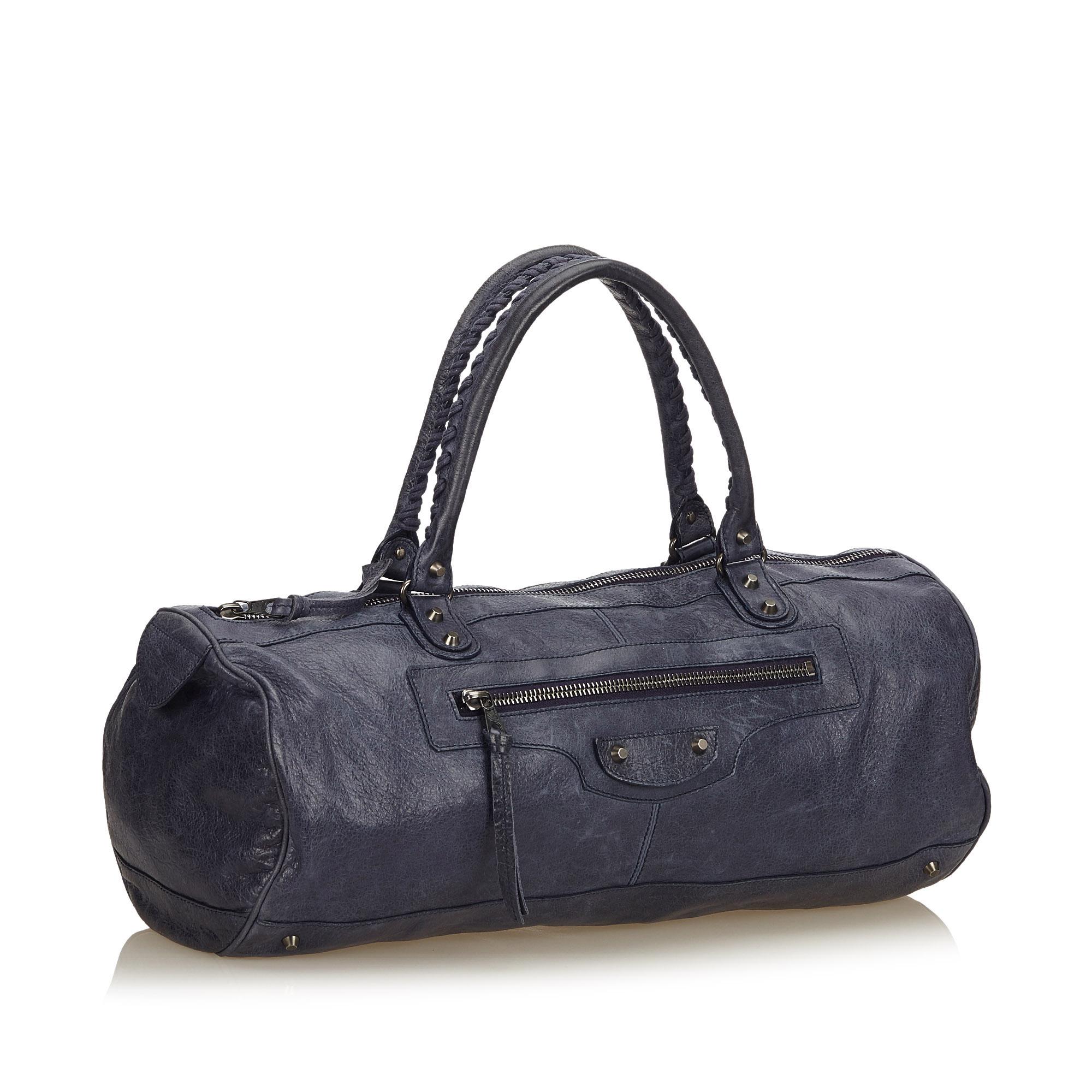 This hand bag features a leather body, rolled leather handles, top zip closure and interior zip pocket. It carries as B+ condition rating.

Inclusions: 
Dust Bag

Dimensions:
Length: 21.00 cm
Width: 50.00 cm
Depth: 17.00 cm
Hand Drop: 17.00