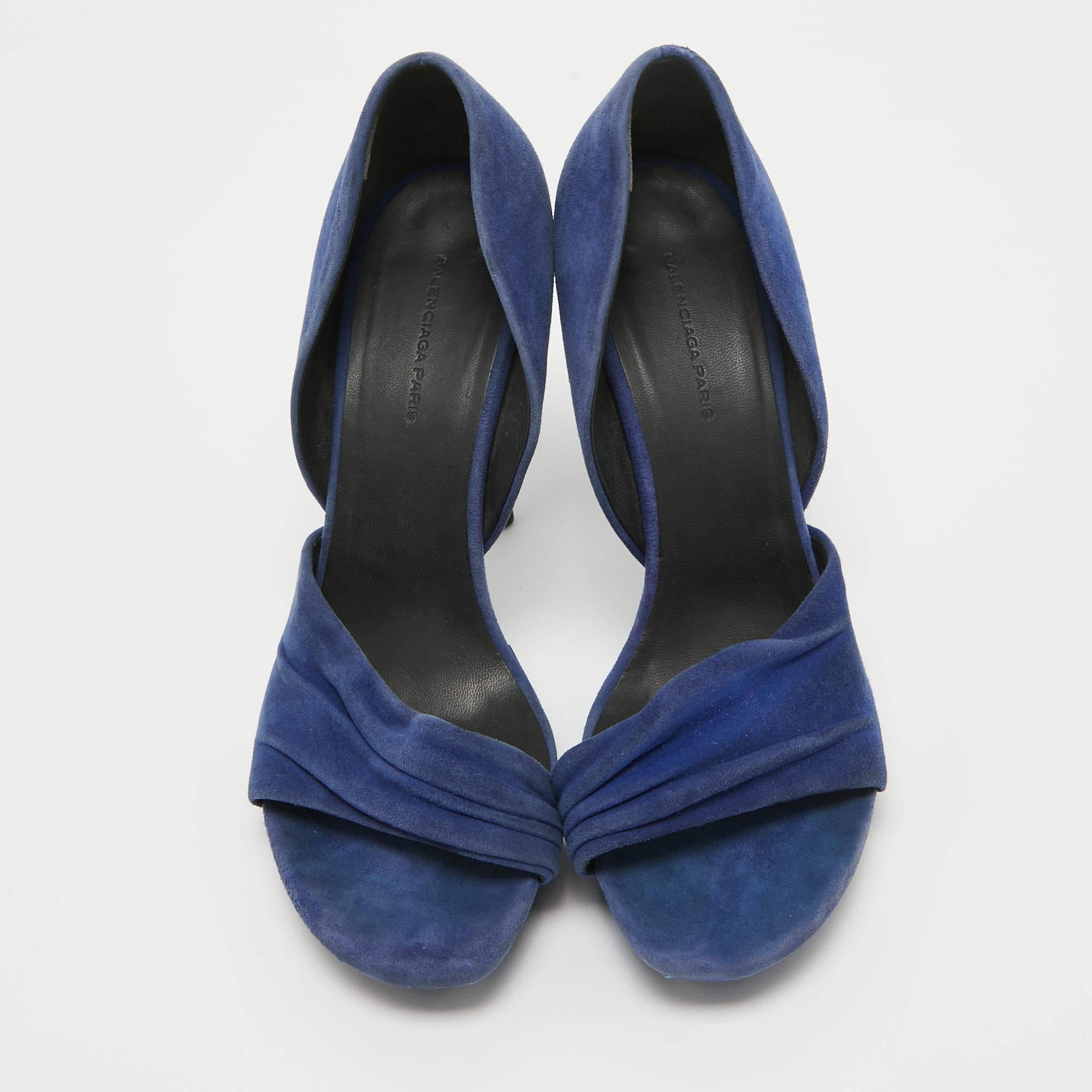 Balenciaga Blaue plissierte Plateau-Sandalen aus Wildleder D'orsay Größe 38 im Zustand „Gut“ im Angebot in Dubai, Al Qouz 2
