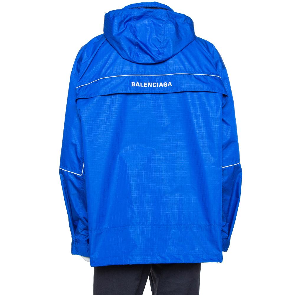 This windbreaker hoodie from Balenciaga is incredibly chic and effortlessly stylish. The blue creation is designed with a zip closure, long sleeves, and embroidered logo details on the front and the back. It will lend you a fantastic fit and will
