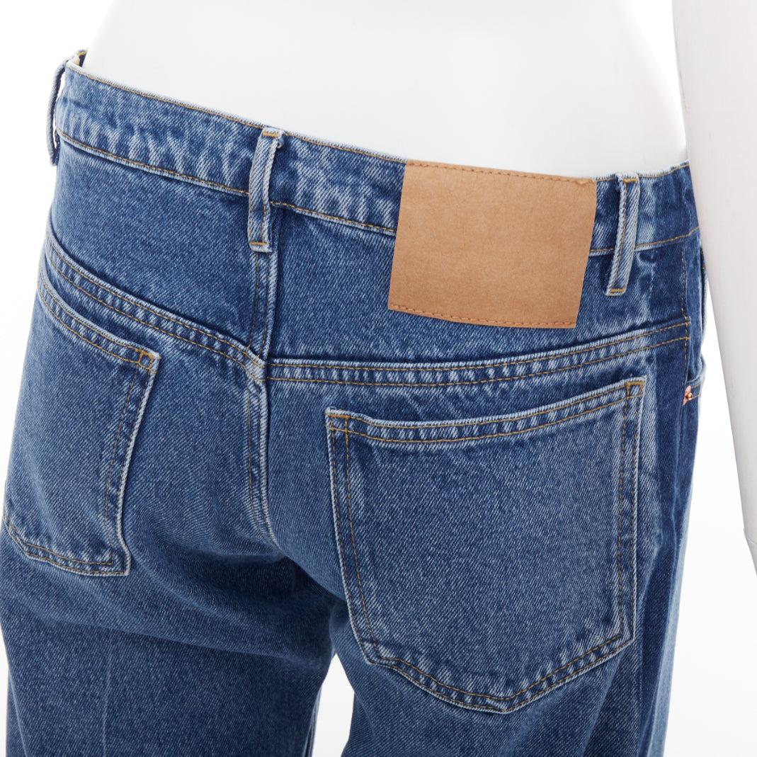 Balenciaga jeans a vita bassa a vita larga FR36 S
Riferimento: NKLL/A00551
Marchio: Balenciaga
Materiale: Denim
Colore: blu
Modello: Tinta unita
Chiusura: bottone alla mosca
Dettagli extra: Pantaloni in denim blu di Balenciaga con vestibilità