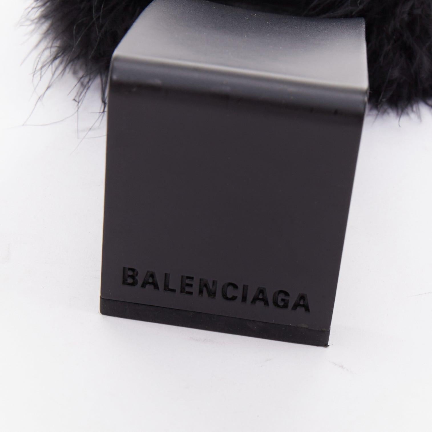 BALENCIAGA Boudoir negro pluma punta abierta zapatilla mule sandalias EU37
Referencia: TGAS/F00159
Marca: Balenciaga
Diseñadora: Demna
Model No: Boudoir
Material: Pluma, Plástico
Color: Negro
Patrón: Sólido
Cierre: Slip On
Forro: Negro 
Detalles