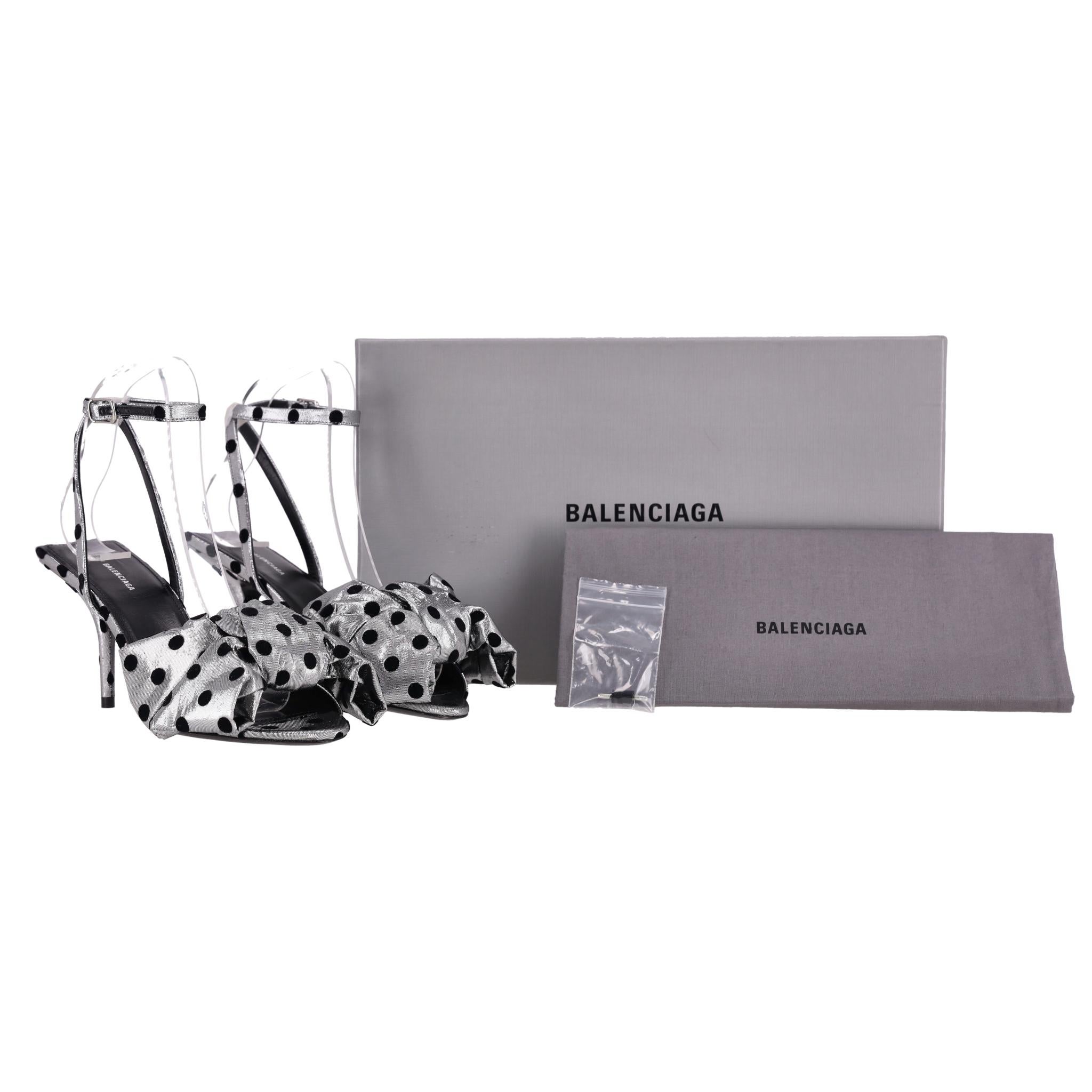 Brand New - Balenciaga Bow-Detailed Polka-Dot Lame Sandales

Sandales en argent métallisé conçues avec un imprimé à pois en noir.

Elles sont dotées d'un nœud surdimensionné sur le devant, d'un talon aiguille et d'une fermeture à boucle à la