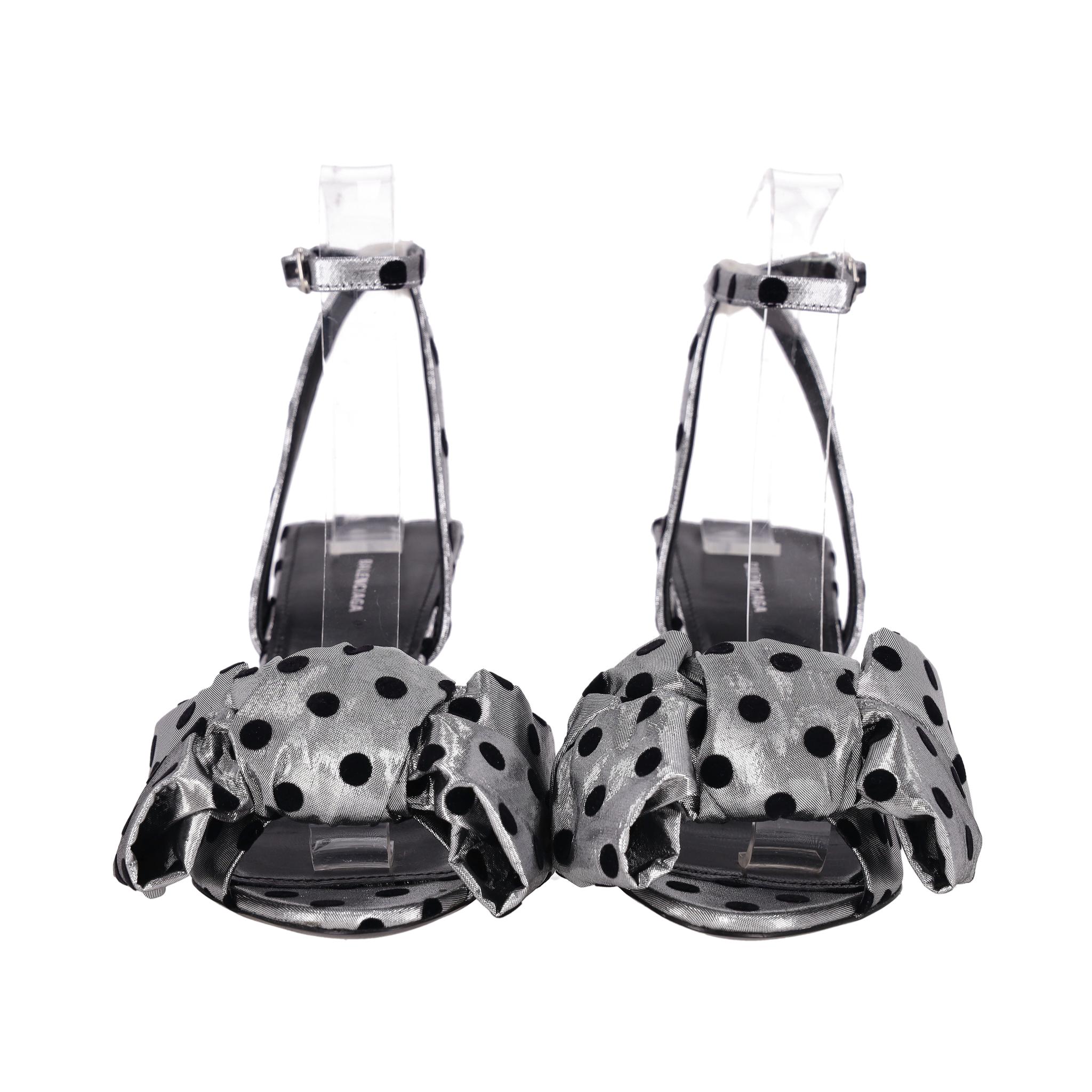 Gris Sandales à pois avec nœud de Balenciaga en vente