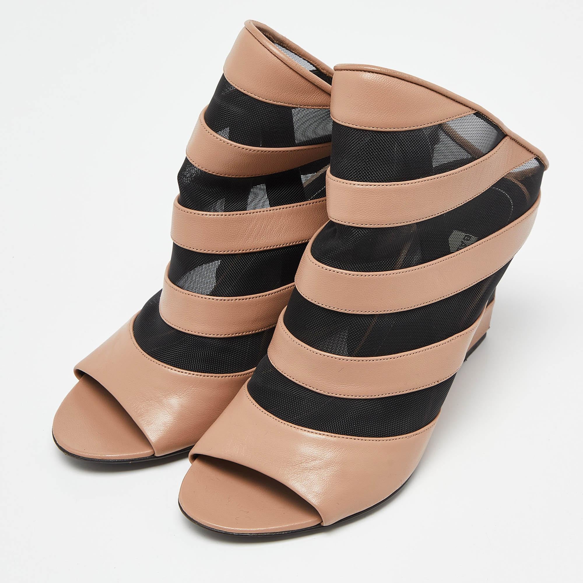 Wear these designer sandals to spruce up any outfit. They are versatile, chic, and can be easily styled. Made using quality materials, these sandals are well-built and long-lasting.