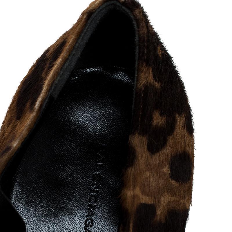 Balenciaga Brown/Black Leopard Print Calfhair Zip Booties Size 39 In Good Condition For Sale In Dubai, Al Qouz 2