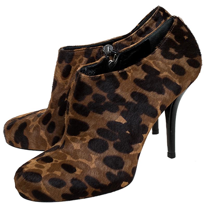 Women's Balenciaga Brown/Black Leopard Print Calfhair Zip Booties Size 39 For Sale