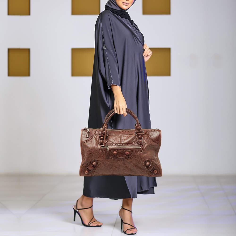 Crafted from quality materials, your wardrobe is missing out on this beautifully made designer bag. Look your fashionable best in any outfit with this stylish bag that promises to elevate your ensemble.

Includes: Original Dustbag, Pocket Mirorr