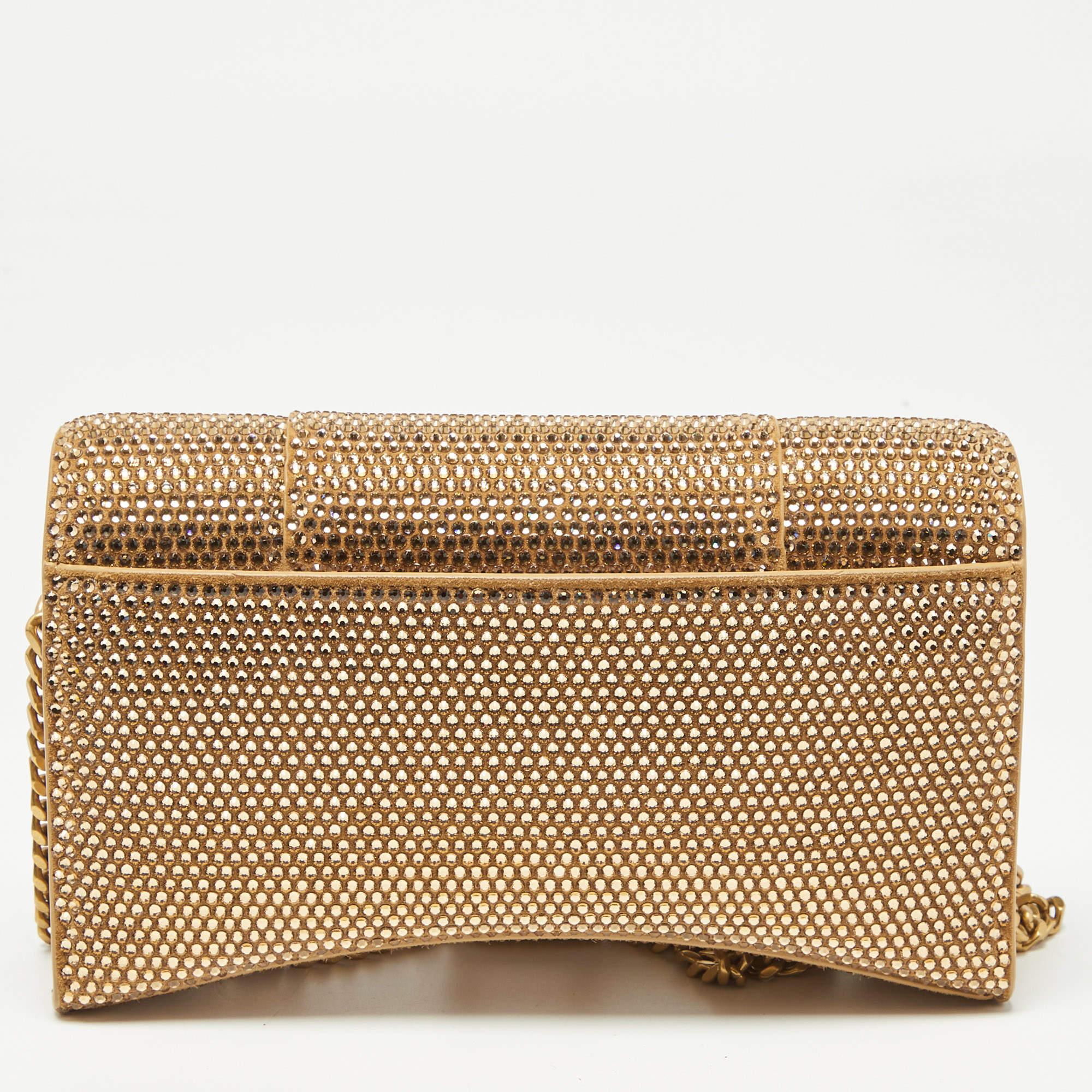 This wallet on chain is conveniently designed for easy wear. It comes with a well-spaced interior for you to arrange your cards and cash neatly. This stylish piece is complete with a chain link.

