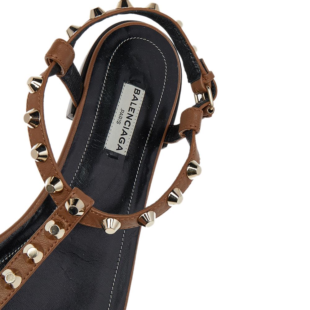 Balenciaga Brown Leather Arena Studded Strappy Flat Thong Sandals Size 39 In Good Condition In Dubai, Al Qouz 2