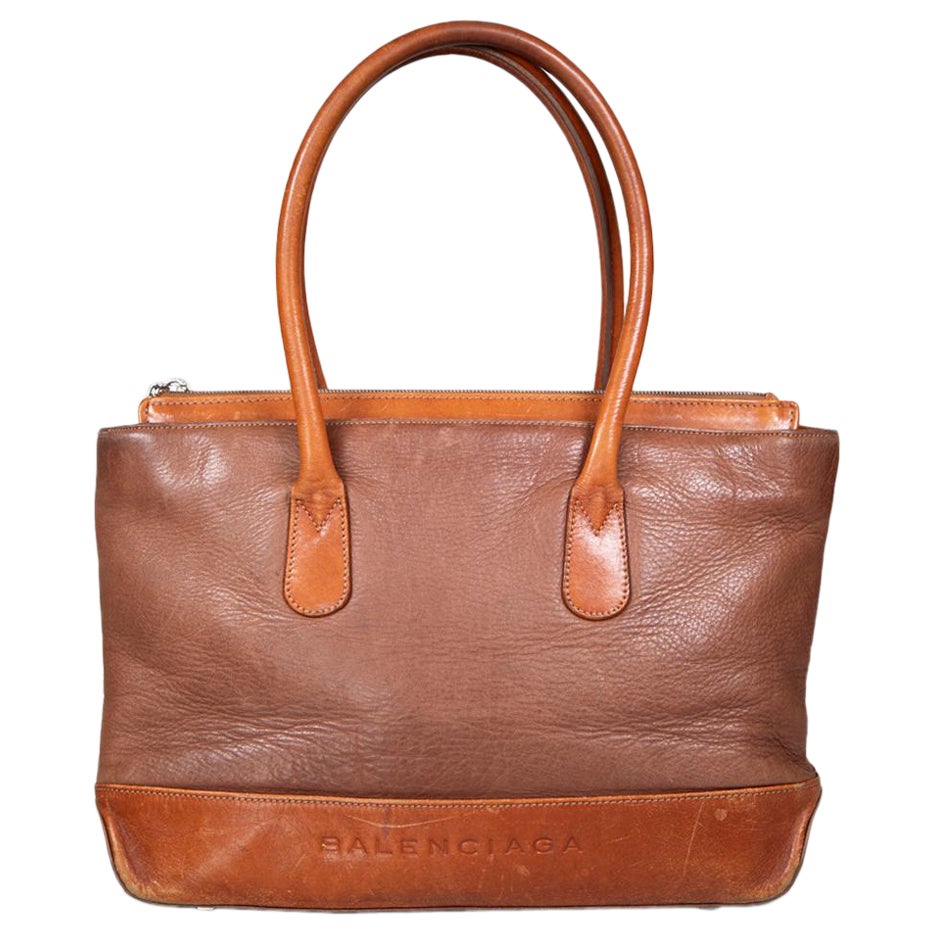 Balenciaga Braune Lederhandtasche mit geprägtem Logo im Angebot