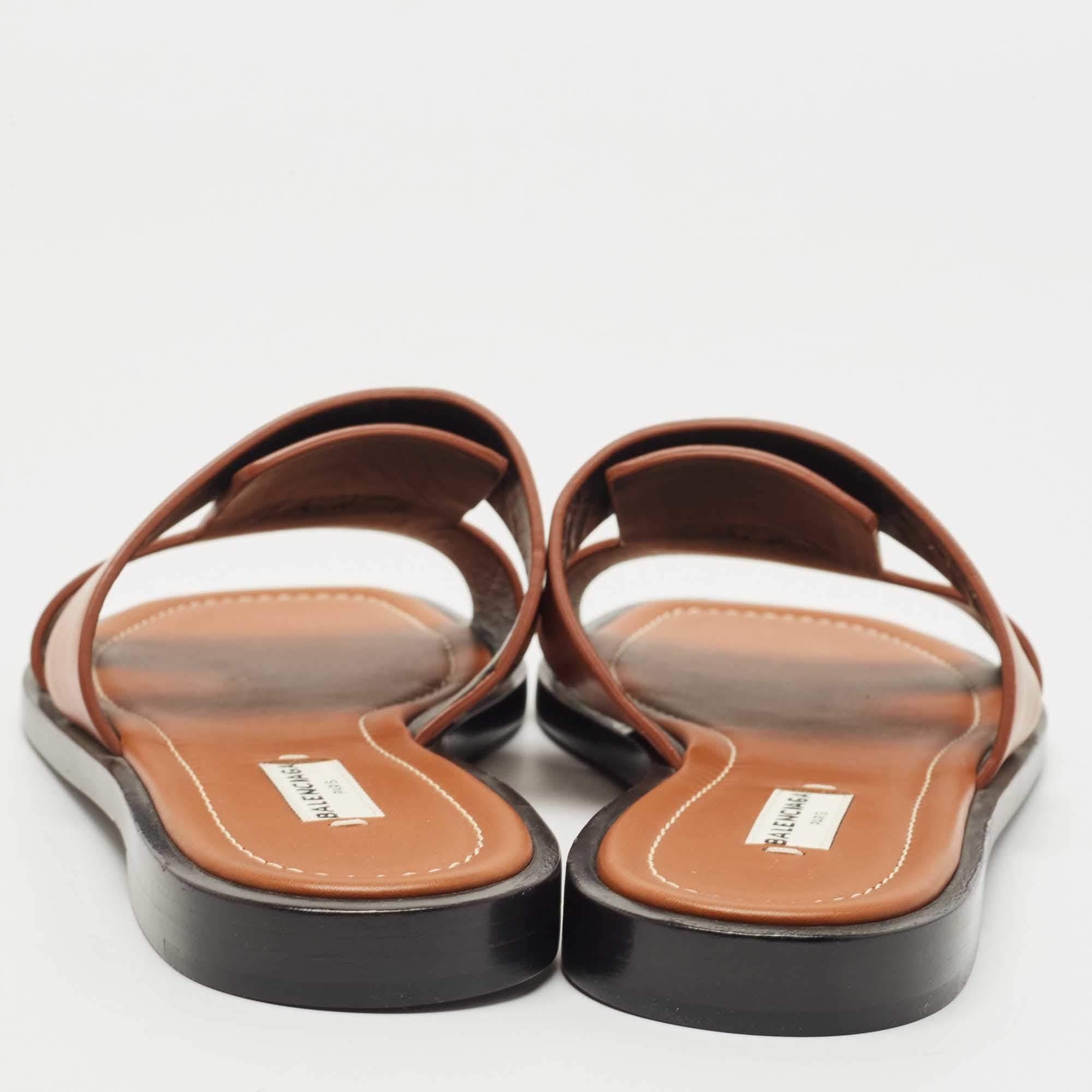 Balenciaga Brown Leather Flat Slides Size 40.5 In Excellent Condition In Dubai, Al Qouz 2