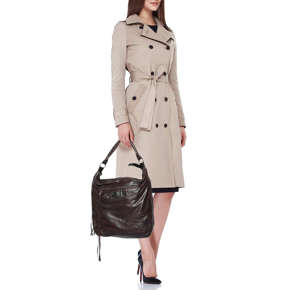 This easy-to-carry Balenciaga Day bag can be paraded from workday to the weekend. It has a smart and practical design. The bag is crafted using leather, lined with fabric, and held by a single handle.

