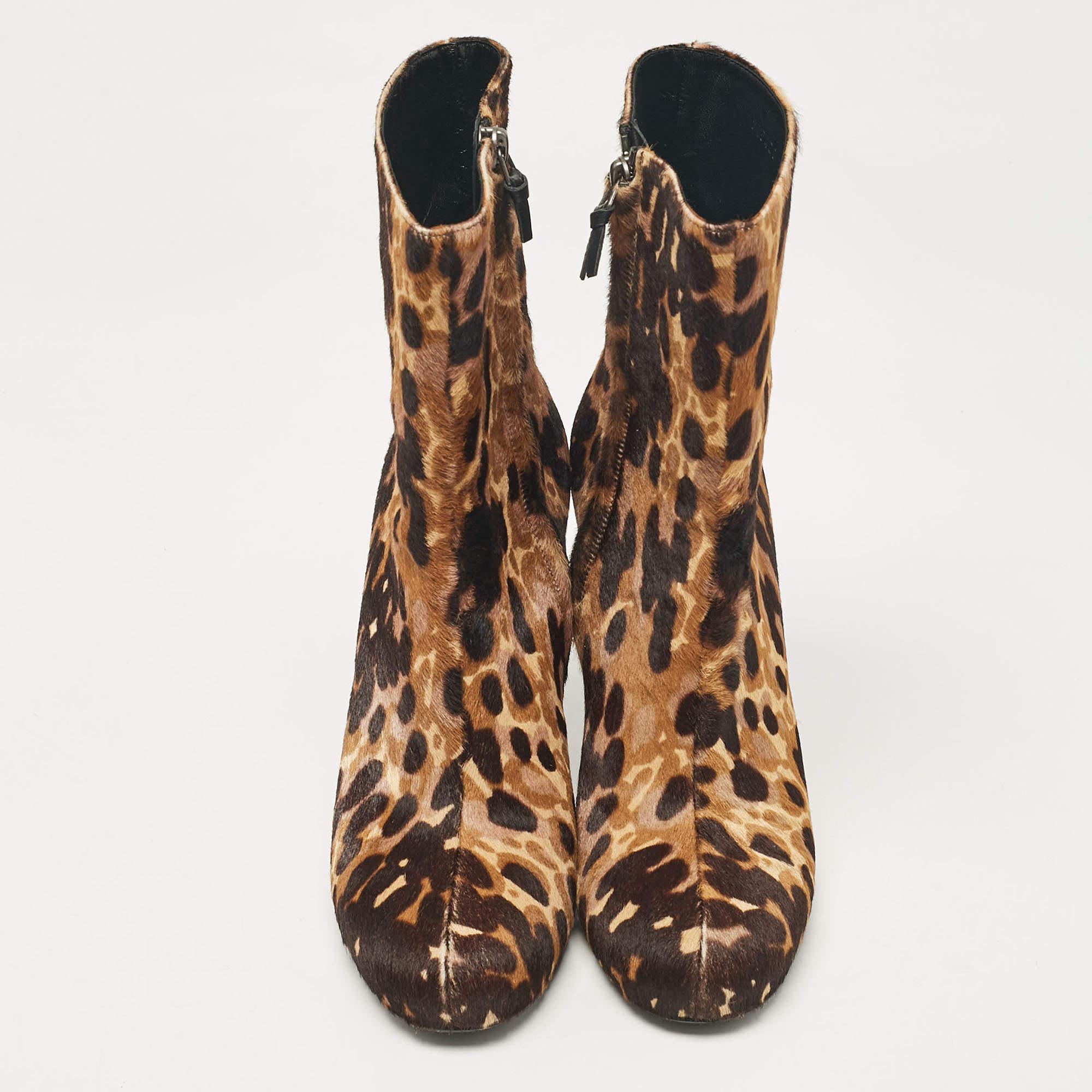 Balenciaga Brown Leopard Print Calf Hair Ankle Boots Size 39.5 In Good Condition For Sale In Dubai, Al Qouz 2