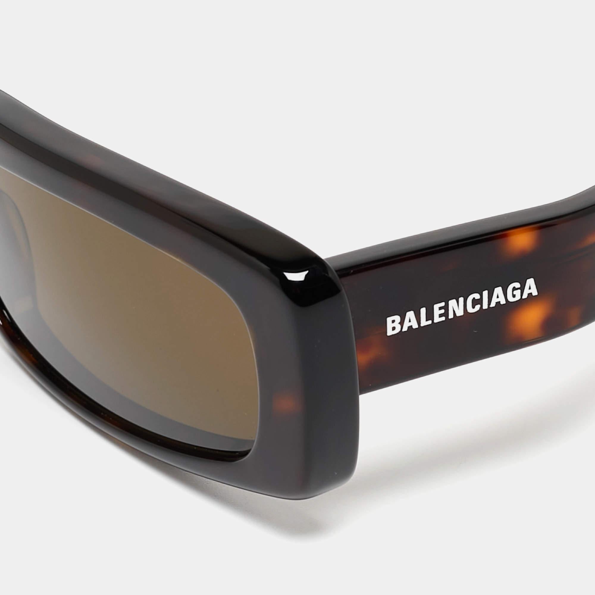 A statement pair of sunglasses from Balenciaga will surely make a prized buy. Featuring a trendy frame and lenses meant to protect your eyes, the sunglasses are ideal for all-day wear.

Bridge Size: 18 mm
Eye Size: 69 mm
Temple Length: 140 mm
