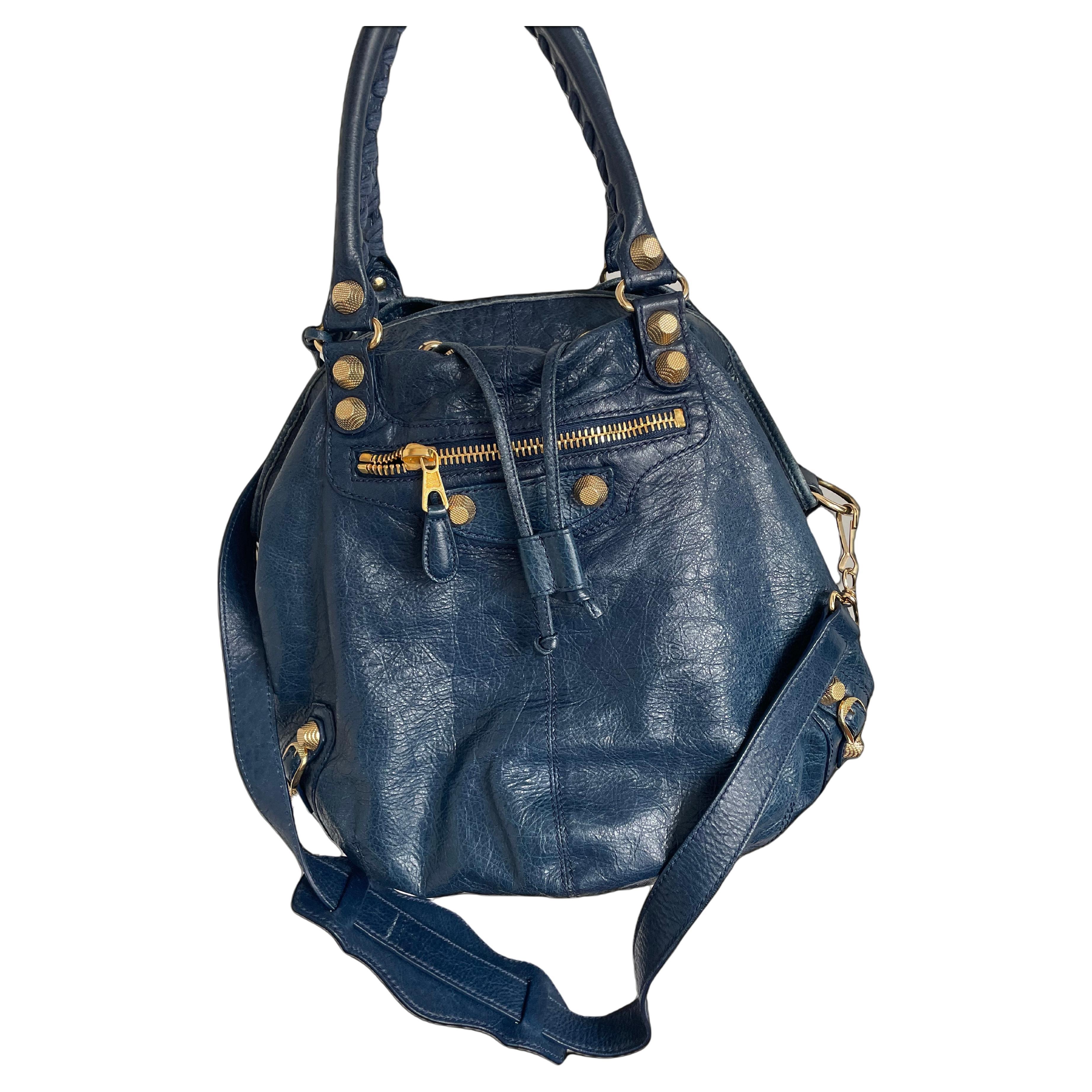 Balenciaga Bucket Bag mit Saint-Gold-Ohrsteckern und Schulterriemen  im Angebot