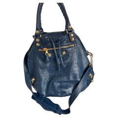 Balenciaga Bucket Bag mit Saint-Gold-Ohrsteckern und Schulterriemen 