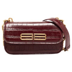 Balenciaga Burgunderfarbene Gossip-Brieftasche aus Leder mit Krokodillederprägung an Kette