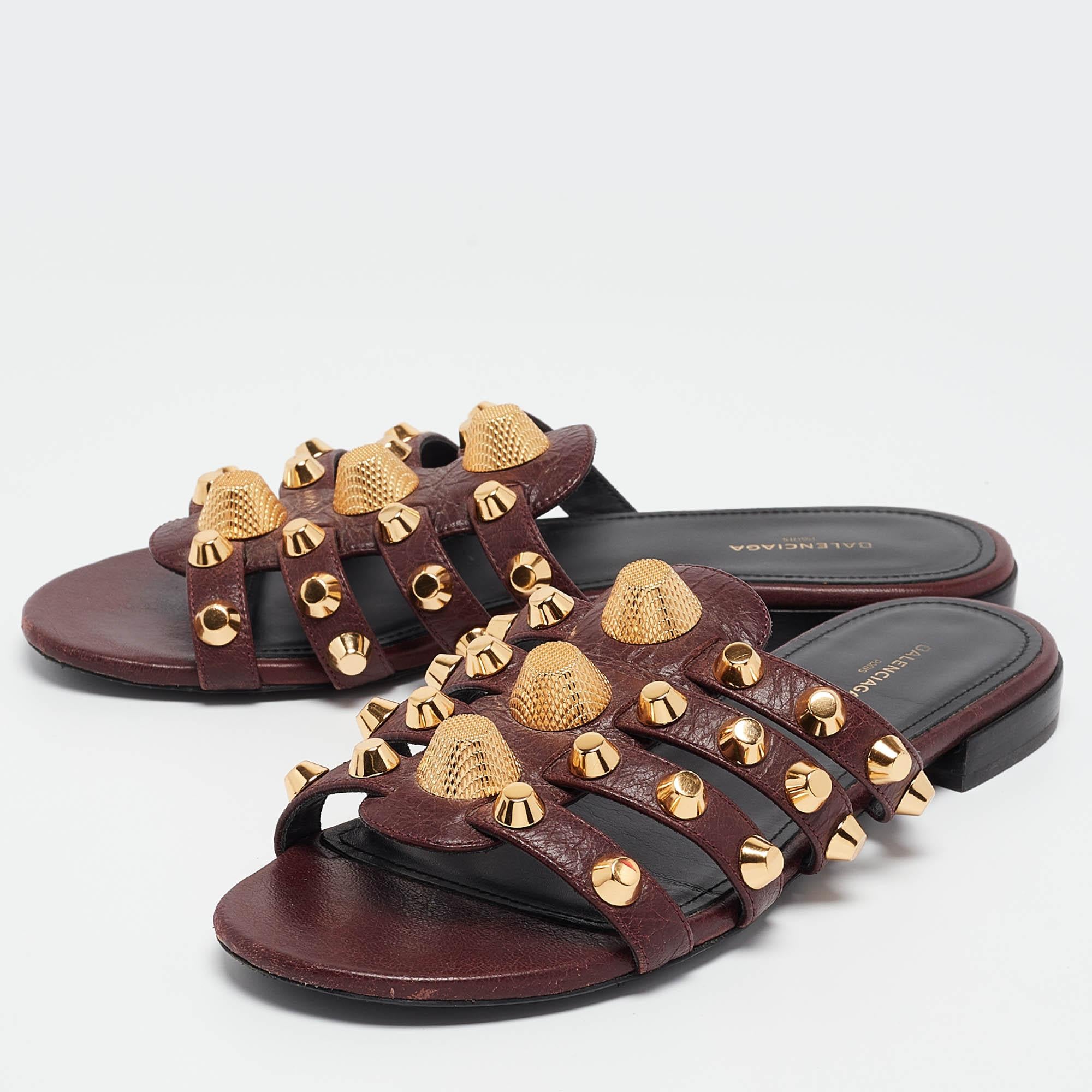 A perfect blend of luxury, style, and comfort, these designer flats are made using quality materials and frame your feet in the most refined way. They can be paired with a host of outfits from your wardrobe.