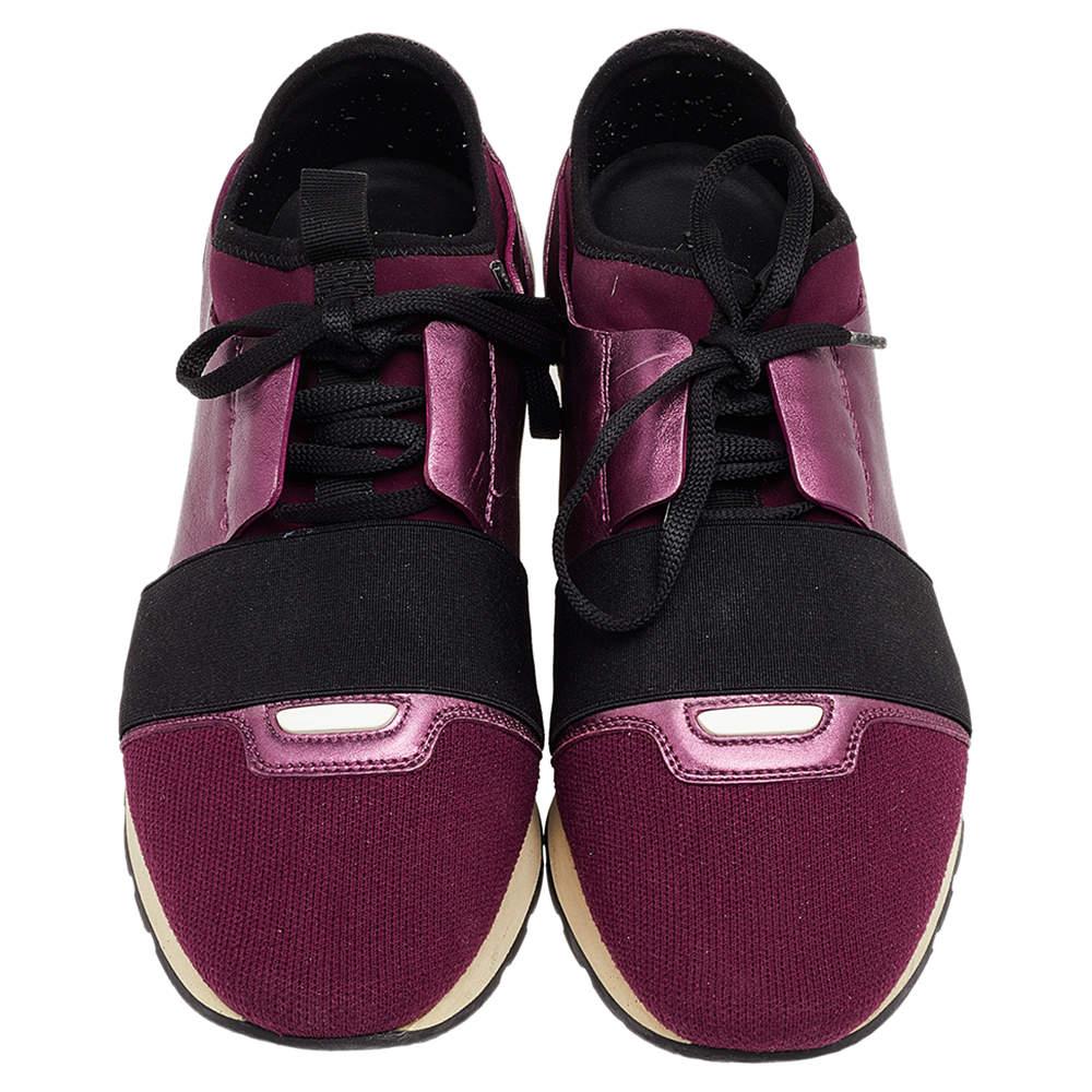 Cette paire de baskets Race Runners de Balenciaga est la dernière nouveauté en matière de chaussures. Ces baskets ont été confectionnées à partir de matériaux de qualité et présentent une silhouette chic. Ils sont dotés d'orteils recouverts, de