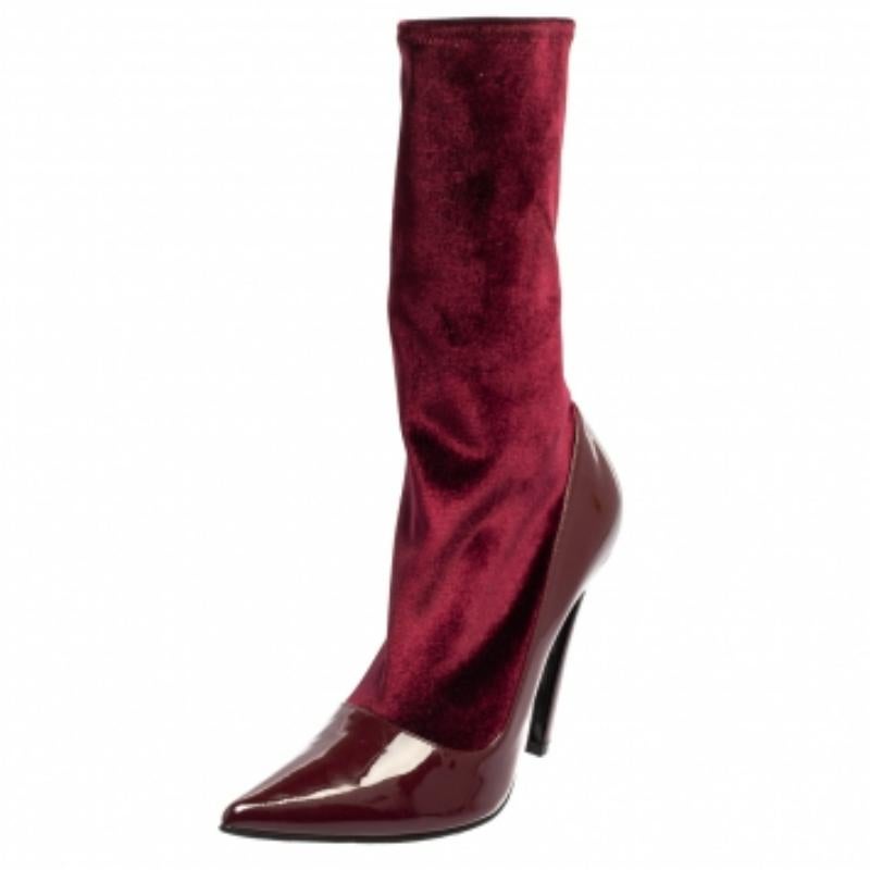 Balenciaga's Knife boots define today's modern women with sheer grace. Made from velvet and patent leather in a burgundy hue, the pair is fashioned in a mid-calf style, which is sure to add a dramatic feel to your ensemble. It has sharp pointed