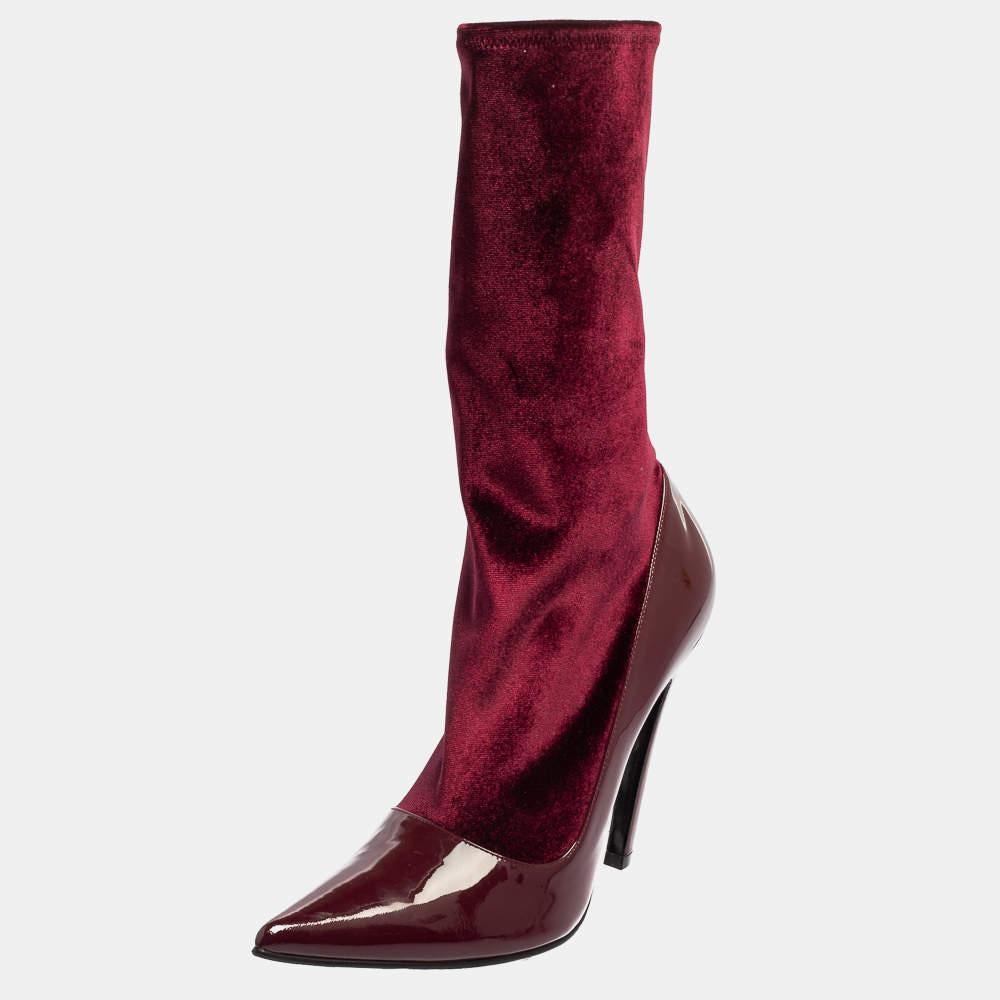 Balenciaga's Knife boots define today's modern women with sheer grace. Made from velvet and patent leather in a burgundy hue, the pair is fashioned in a mid-calf style, which is sure to add a dramatic feel to your ensemble. It has sharp pointed