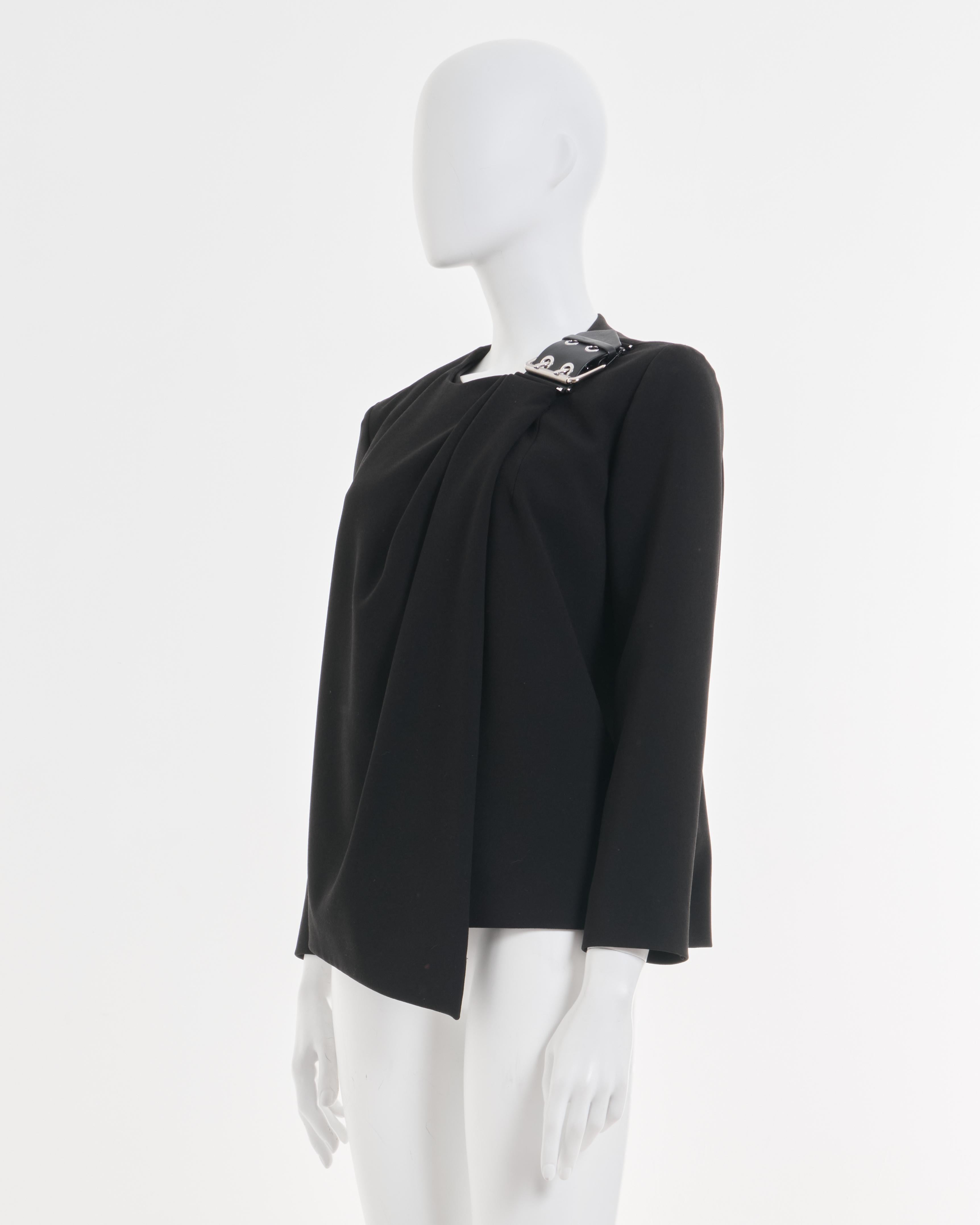 - Vendu par SkofArchive 
- Top drapé à boucle noir Balenciaga
- Conçu par Alexander Wang 
- Automne-Hiver 2015
- Entièrement doublé en soie pure 
- Fermeture à glissière cachée au dos 
- Boucle en cuir sur l'épaule gauche comme fausse fermeture 
-