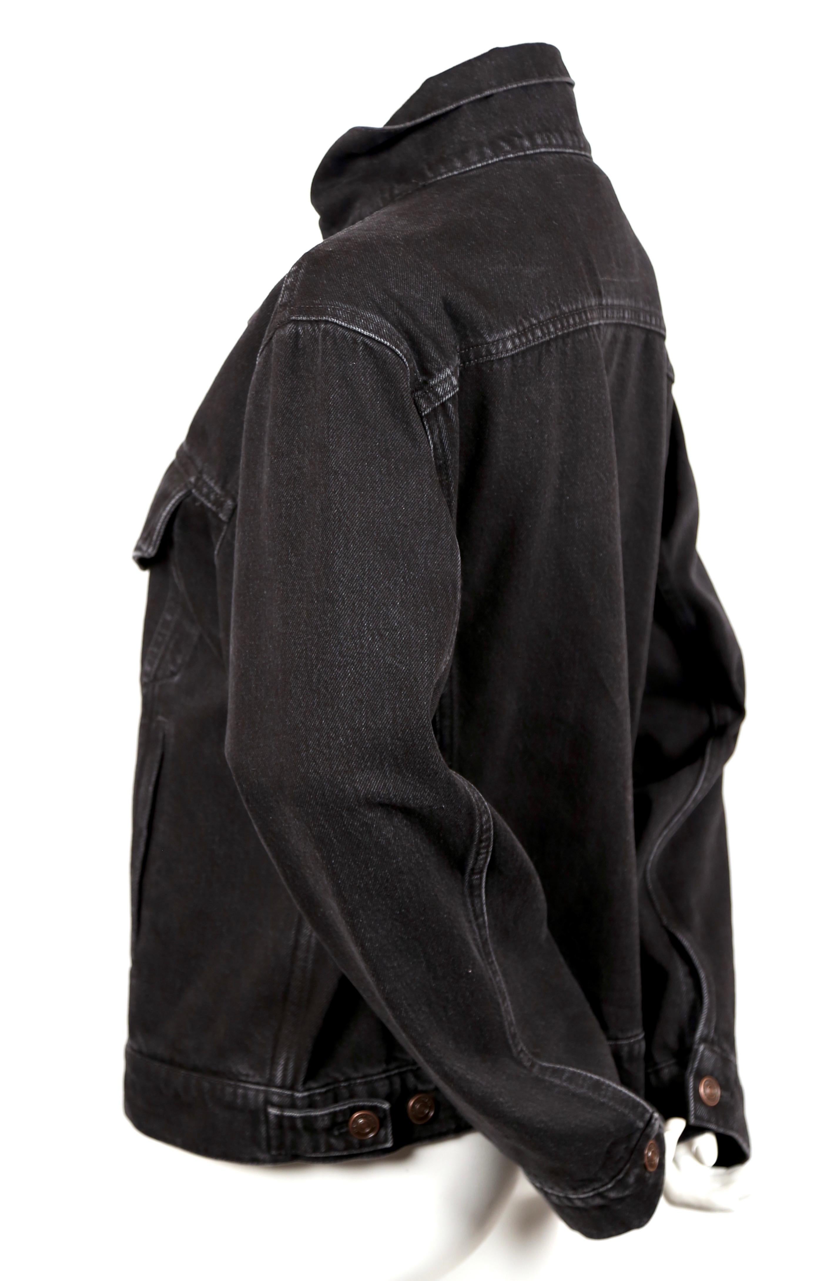 BALENCIAGA by Demna Gvasalia giacca in denim nero con collo a sciarpa - NUOVO in vendita 1